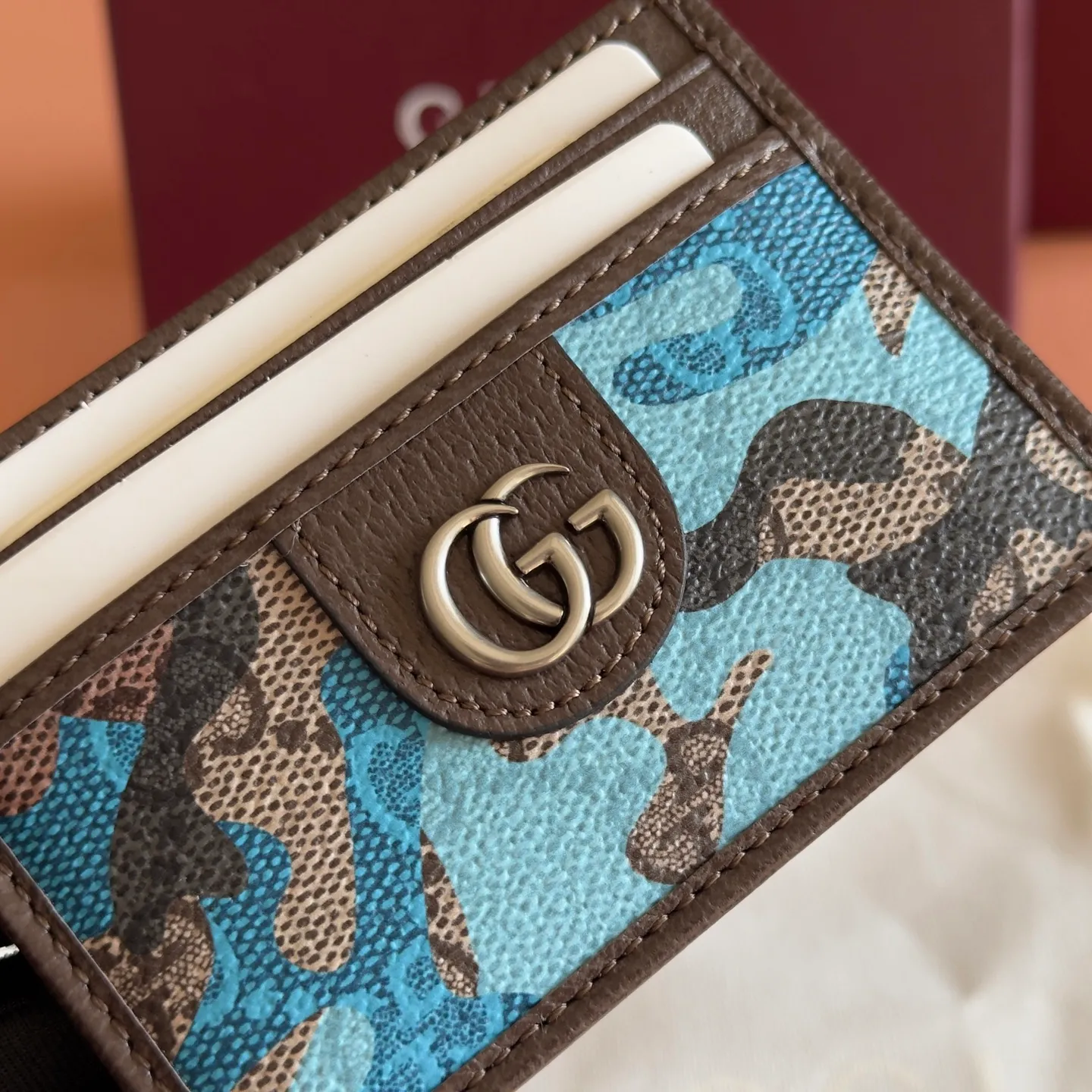 p300. 💋💋💋【With full set of original counter packaging】Vivid camouflage combined with unique color matching, a new interpretation of the classic GG pattern. This card holder is made of coated fabric with a marbled GG monogram pattern and features Double G details. Green and yellow camouflage marbled GG monogram coated fabric Brown leather trim Palladium tone hardware Brown taffeta lining Double G Web detail Interior: 1 open compartment Exterior: 4 card compartments Ident No.: 834795. Dimensions: 11cm (width) x 7cm (height) Weight: about 30g Color: blue camouflage/PVC. Made in Italy