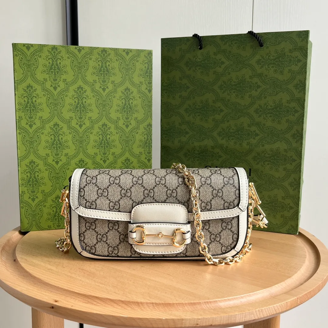 Actual shot #💰280 Style number: 735178 white Size: 24✖️13.5✖️7.5cm Gucci Horsebit 1955 baguette Xiaohongshu’s new backpack has 2 shoulder straps, can be carried in the hand, cross-body, or under the armpit. It is flatter and longer than the regular 1955 saddle bag. The chain is very textured. It is perfect for taking pictures when going out👍
