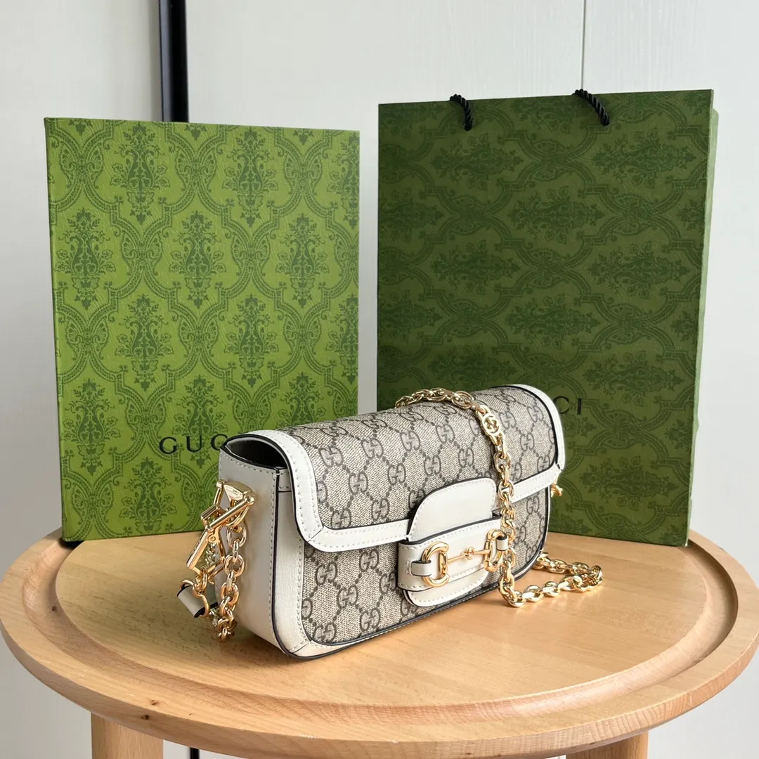 Actual shot #💰280 Style number: 735178 white Size: 24✖️13.5✖️7.5cm Gucci Horsebit 1955 baguette Xiaohongshu’s new backpack has 2 shoulder straps, can be carried in the hand, cross-body, or under the armpit. It is flatter and longer than the regular 1955 saddle bag. The chain is very textured. It is perfect for taking pictures when going out👍