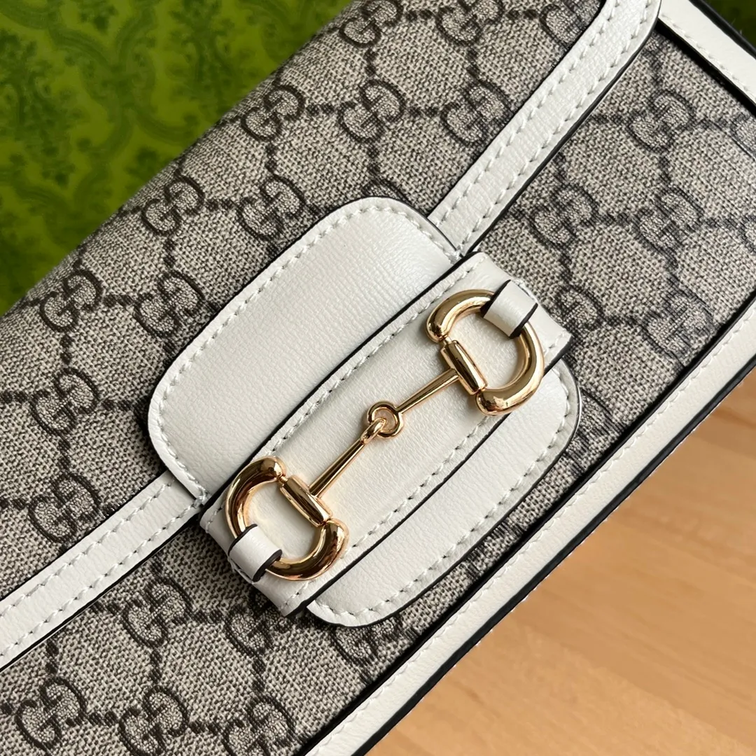 Actual shot #💰280 Style number: 735178 white Size: 24✖️13.5✖️7.5cm Gucci Horsebit 1955 baguette Xiaohongshu’s new backpack has 2 shoulder straps, can be carried in the hand, cross-body, or under the armpit. It is flatter and longer than the regular 1955 saddle bag. The chain is very textured. It is perfect for taking pictures when going out👍