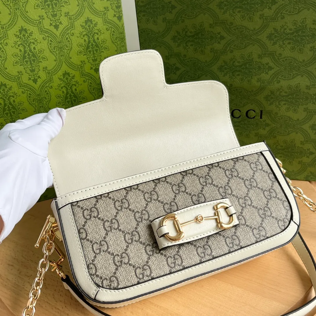 Actual shot #💰280 Style number: 735178 white Size: 24✖️13.5✖️7.5cm Gucci Horsebit 1955 baguette Xiaohongshu’s new backpack has 2 shoulder straps, can be carried in the hand, cross-body, or under the armpit. It is flatter and longer than the regular 1955 saddle bag. The chain is very textured. It is perfect for taking pictures when going out👍