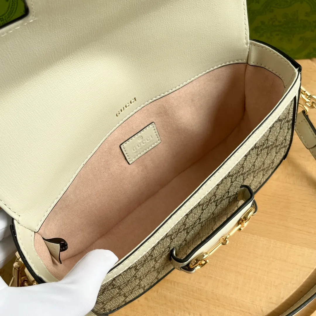 Actual shot #💰280 Style number: 735178 white Size: 24✖️13.5✖️7.5cm Gucci Horsebit 1955 baguette Xiaohongshu’s new backpack has 2 shoulder straps, can be carried in the hand, cross-body, or under the armpit. It is flatter and longer than the regular 1955 saddle bag. The chain is very textured. It is perfect for taking pictures when going out👍
