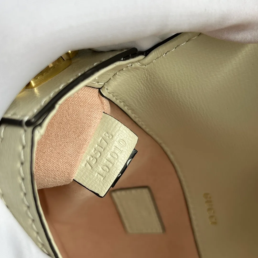 Actual shot #💰280 Style number: 735178 white Size: 24✖️13.5✖️7.5cm Gucci Horsebit 1955 baguette Xiaohongshu’s new backpack has 2 shoulder straps, can be carried in the hand, cross-body, or under the armpit. It is flatter and longer than the regular 1955 saddle bag. The chain is very textured. It is perfect for taking pictures when going out👍