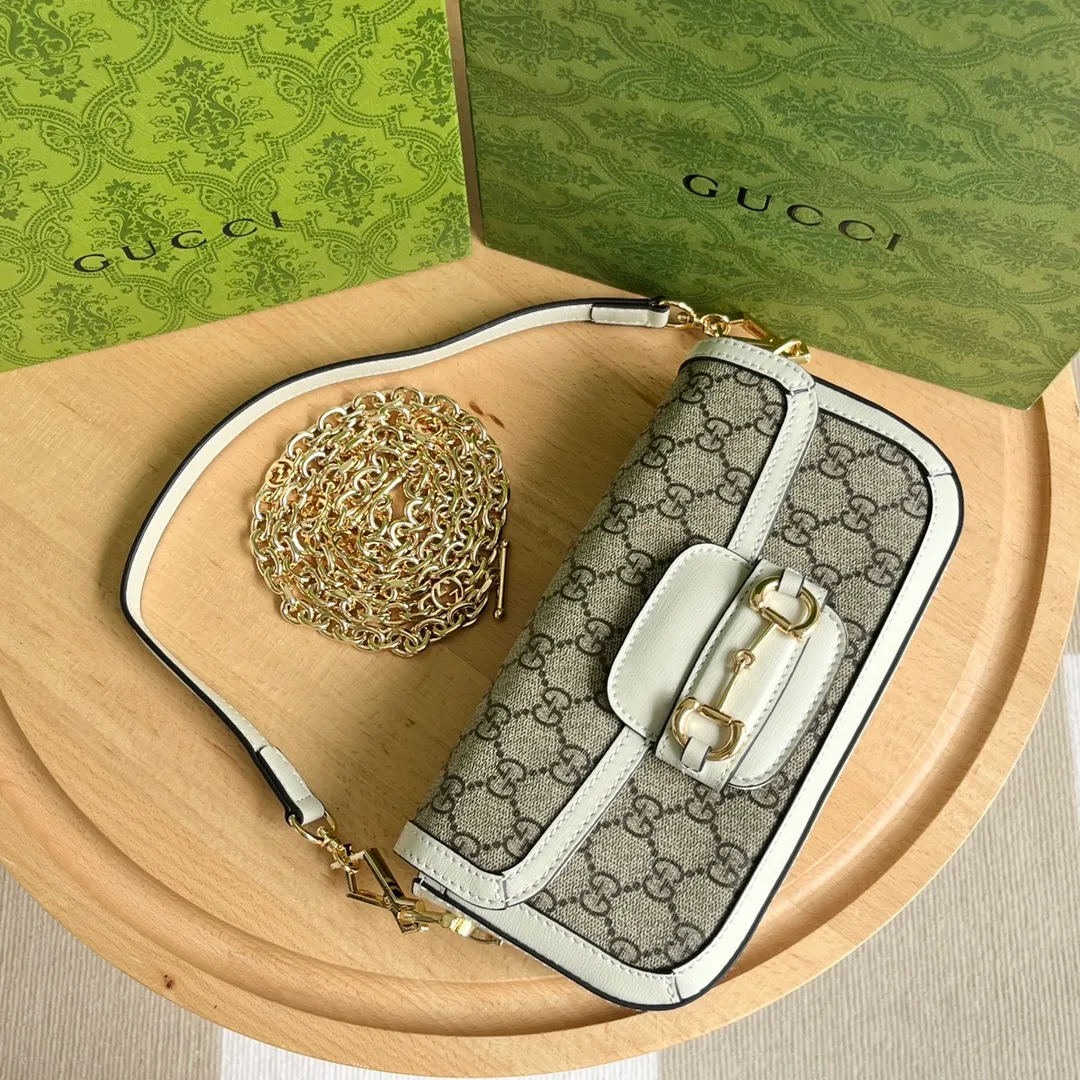 Actual shot #💰280 Style number: 735178 white Size: 24✖️13.5✖️7.5cm Gucci Horsebit 1955 baguette Xiaohongshu’s new backpack has 2 shoulder straps, can be carried in the hand, cross-body, or under the armpit. It is flatter and longer than the regular 1955 saddle bag. The chain is very textured. It is perfect for taking pictures when going out👍