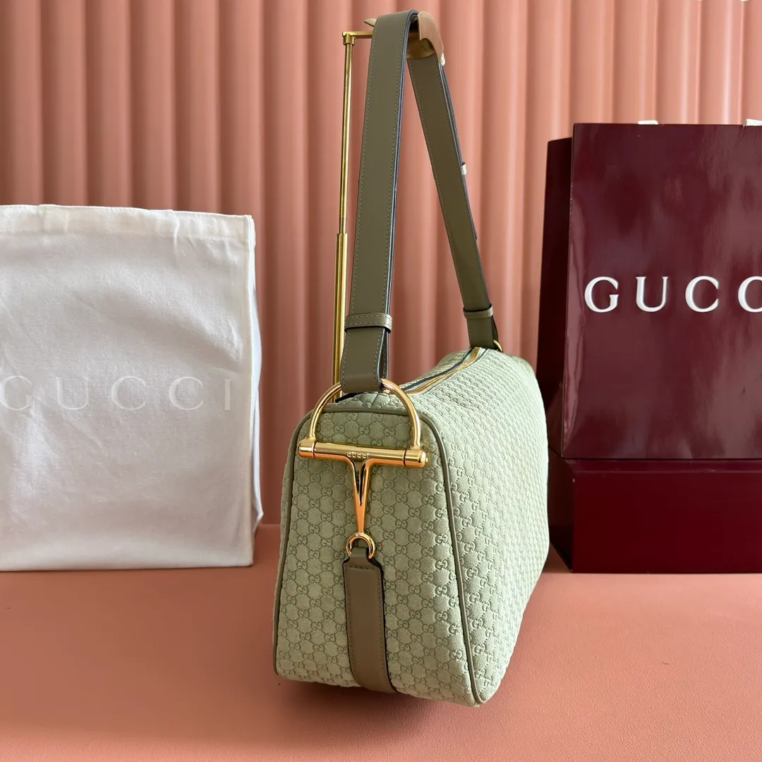 p1360. 💋💋💋【With full set of original counter packaging】The Gucci Half Horsebit series is re-presented, reinterpreting one of the brand's most iconic elements in a modern style. The collection cleverly combines relaxed silhouettes with the iconic half-horsebit hardware, which gives rise to its name. Yellow GG embossed suede Gold-tone hardware Brown cotton and linen blend lining Half horsebit closure Interior: One open pocket Adjustable leather shoulder strap (height: 33cm - 38cm) Zip closure Ident number: 862530. Dimensions: 38cm (W) x 20cm (H) x 15cm (D) Weight: Approx. 0.95kg Colour: Gray/Matte Pressed.