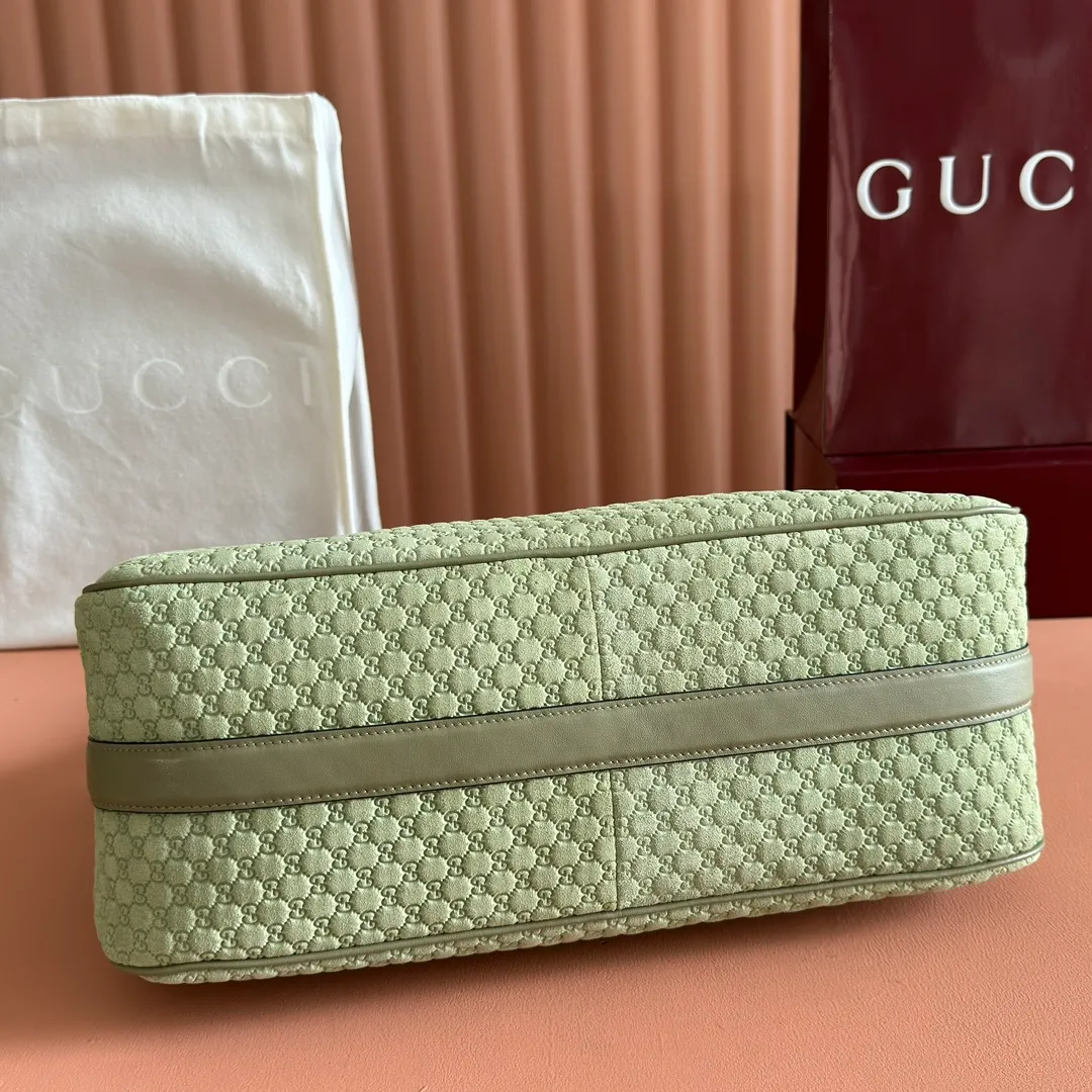 p1360. 💋💋💋【With full set of original counter packaging】The Gucci Half Horsebit series is re-presented, reinterpreting one of the brand's most iconic elements in a modern style. The collection cleverly combines relaxed silhouettes with the iconic half-horsebit hardware, which gives rise to its name. Yellow GG embossed suede Gold-tone hardware Brown cotton and linen blend lining Half horsebit closure Interior: One open pocket Adjustable leather shoulder strap (height: 33cm - 38cm) Zip closure Ident number: 862530. Dimensions: 38cm (W) x 20cm (H) x 15cm (D) Weight: Approx. 0.95kg Colour: Gray/Matte Pressed.