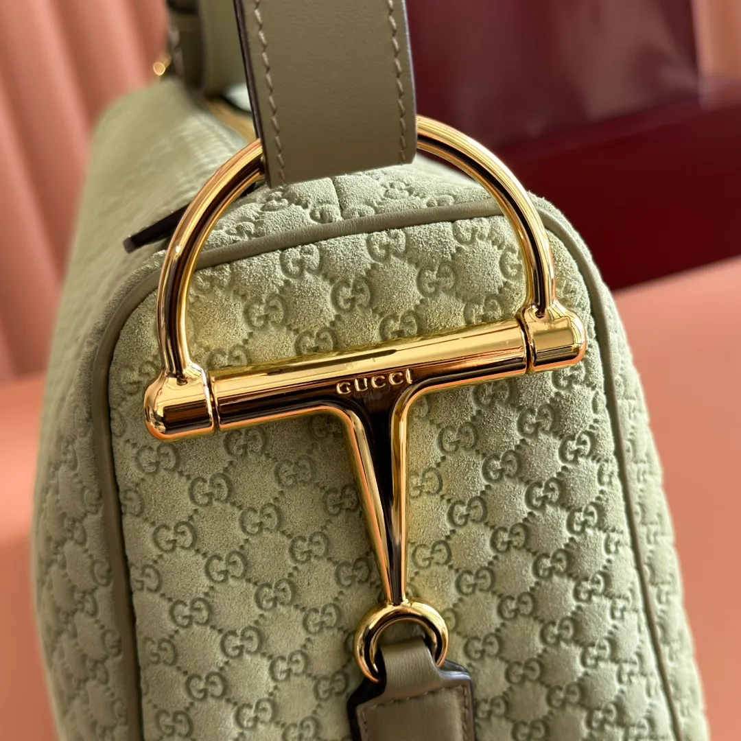 p1360. 💋💋💋【With full set of original counter packaging】The Gucci Half Horsebit series is re-presented, reinterpreting one of the brand's most iconic elements in a modern style. The collection cleverly combines relaxed silhouettes with the iconic half-horsebit hardware, which gives rise to its name. Yellow GG embossed suede Gold-tone hardware Brown cotton and linen blend lining Half horsebit closure Interior: One open pocket Adjustable leather shoulder strap (height: 33cm - 38cm) Zip closure Ident number: 862530. Dimensions: 38cm (W) x 20cm (H) x 15cm (D) Weight: Approx. 0.95kg Colour: Gray/Matte Pressed.