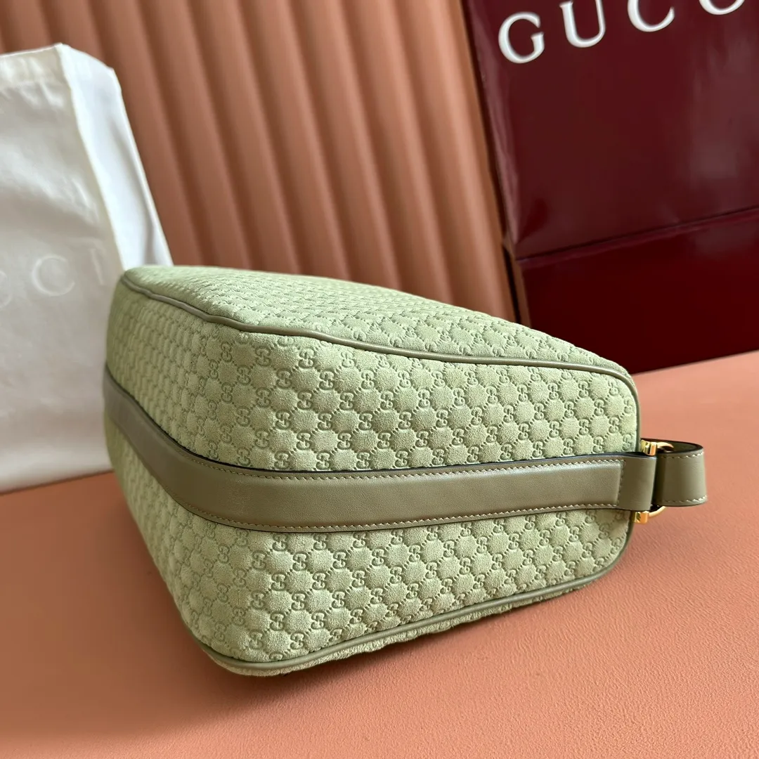 p1360. 💋💋💋【With full set of original counter packaging】The Gucci Half Horsebit series is re-presented, reinterpreting one of the brand's most iconic elements in a modern style. The collection cleverly combines relaxed silhouettes with the iconic half-horsebit hardware, which gives rise to its name. Yellow GG embossed suede Gold-tone hardware Brown cotton and linen blend lining Half horsebit closure Interior: One open pocket Adjustable leather shoulder strap (height: 33cm - 38cm) Zip closure Ident number: 862530. Dimensions: 38cm (W) x 20cm (H) x 15cm (D) Weight: Approx. 0.95kg Colour: Gray/Matte Pressed.