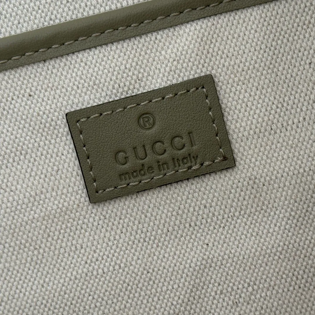 p1360. 💋💋💋【With full set of original counter packaging】The Gucci Half Horsebit series is re-presented, reinterpreting one of the brand's most iconic elements in a modern style. The collection cleverly combines relaxed silhouettes with the iconic half-horsebit hardware, which gives rise to its name. Yellow GG embossed suede Gold-tone hardware Brown cotton and linen blend lining Half horsebit closure Interior: One open pocket Adjustable leather shoulder strap (height: 33cm - 38cm) Zip closure Ident number: 862530. Dimensions: 38cm (W) x 20cm (H) x 15cm (D) Weight: Approx. 0.95kg Colour: Gray/Matte Pressed.