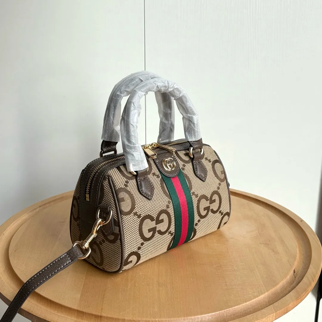 Upgraded version of real shot #💰320 Model: 772053. Dimensions: 14 (length) x 21.5 (width) x 11.5cm (thickness) As a brand classic, GG Supreme canvas has become an iconic fabric in the Gucci design world. The fabric appears frequently in the brand's new collections and is reinterpreted through the Gucci aesthetic perspective. This mini tote is embellished with the brand's signature monogram throughout. The classic interlocking G-shaped accessories add branding charm to this piece.