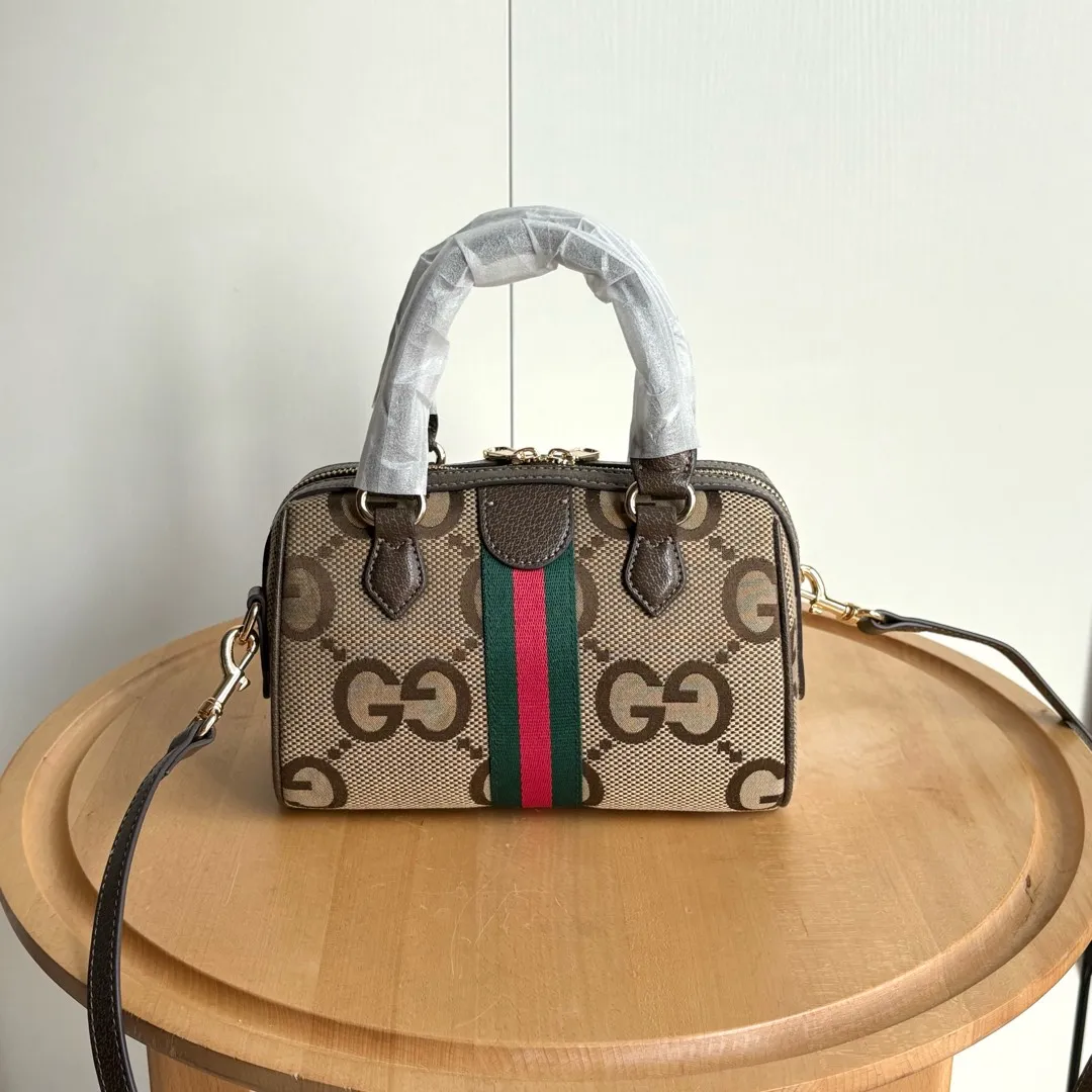 Upgraded version of real shot #💰320 Model: 772053. Dimensions: 14 (length) x 21.5 (width) x 11.5cm (thickness) As a brand classic, GG Supreme canvas has become an iconic fabric in the Gucci design world. The fabric appears frequently in the brand's new collections and is reinterpreted through the Gucci aesthetic perspective. This mini tote is embellished with the brand's signature monogram throughout. The classic interlocking G-shaped accessories add branding charm to this piece.