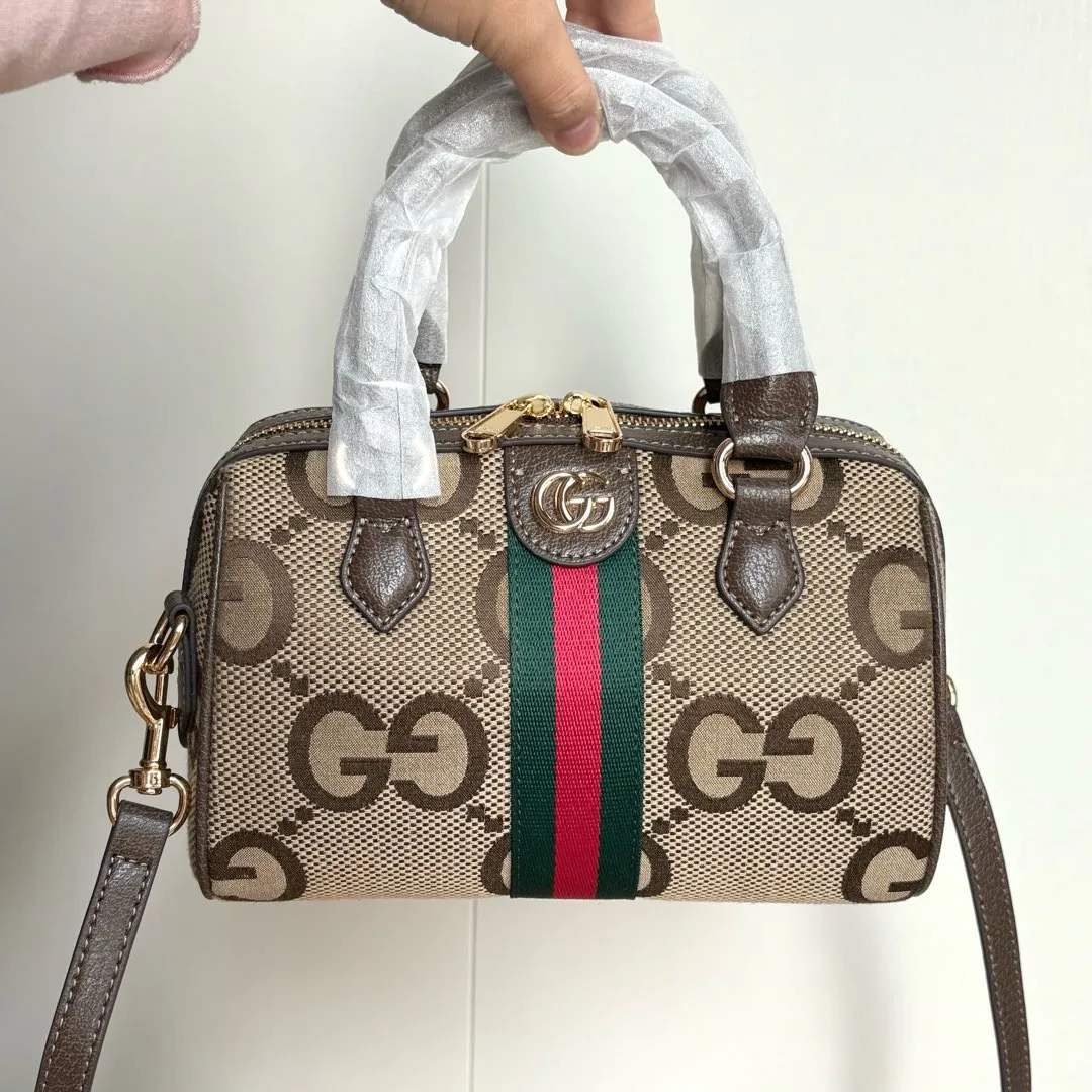 Upgraded version of real shot #💰320 Model: 772053. Dimensions: 14 (length) x 21.5 (width) x 11.5cm (thickness) As a brand classic, GG Supreme canvas has become an iconic fabric in the Gucci design world. The fabric appears frequently in the brand's new collections and is reinterpreted through the Gucci aesthetic perspective. This mini tote is embellished with the brand's signature monogram throughout. The classic interlocking G-shaped accessories add branding charm to this piece.