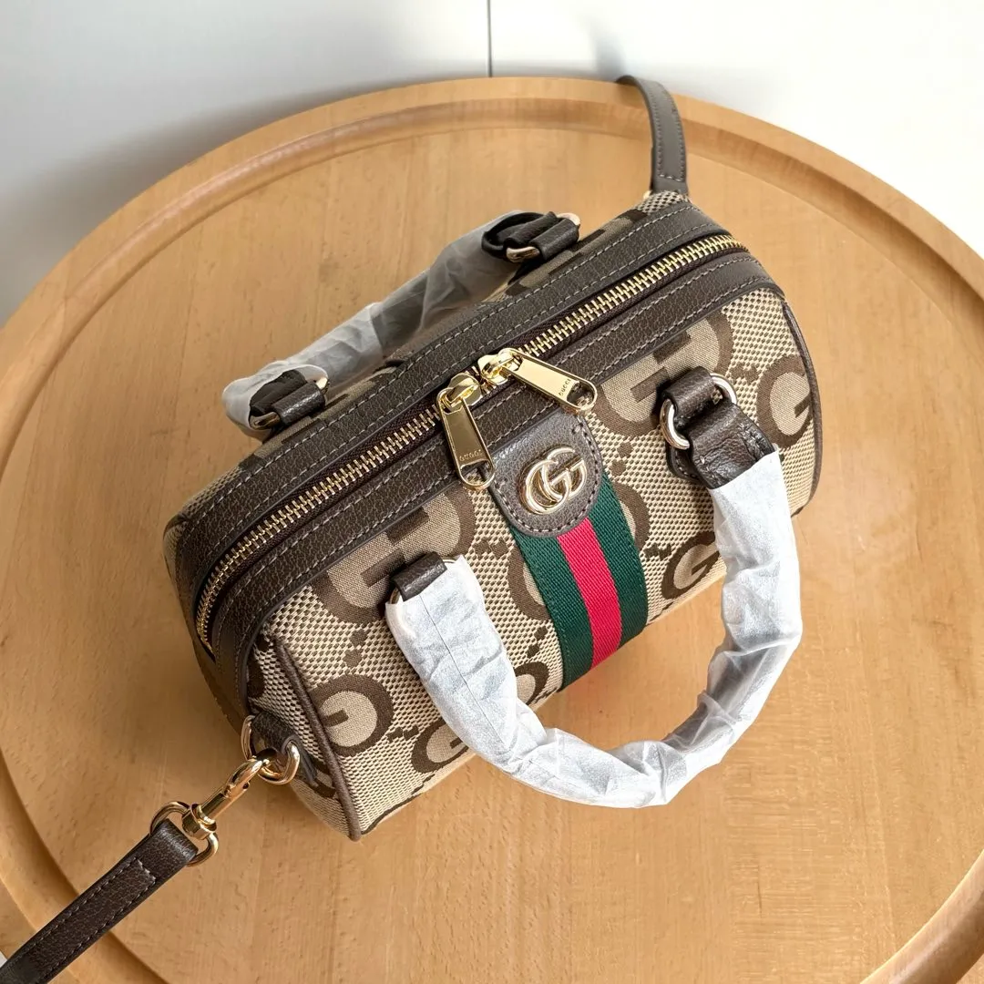 Upgraded version of real shot #💰320 Model: 772053. Dimensions: 14 (length) x 21.5 (width) x 11.5cm (thickness) As a brand classic, GG Supreme canvas has become an iconic fabric in the Gucci design world. The fabric appears frequently in the brand's new collections and is reinterpreted through the Gucci aesthetic perspective. This mini tote is embellished with the brand's signature monogram throughout. The classic interlocking G-shaped accessories add branding charm to this piece.