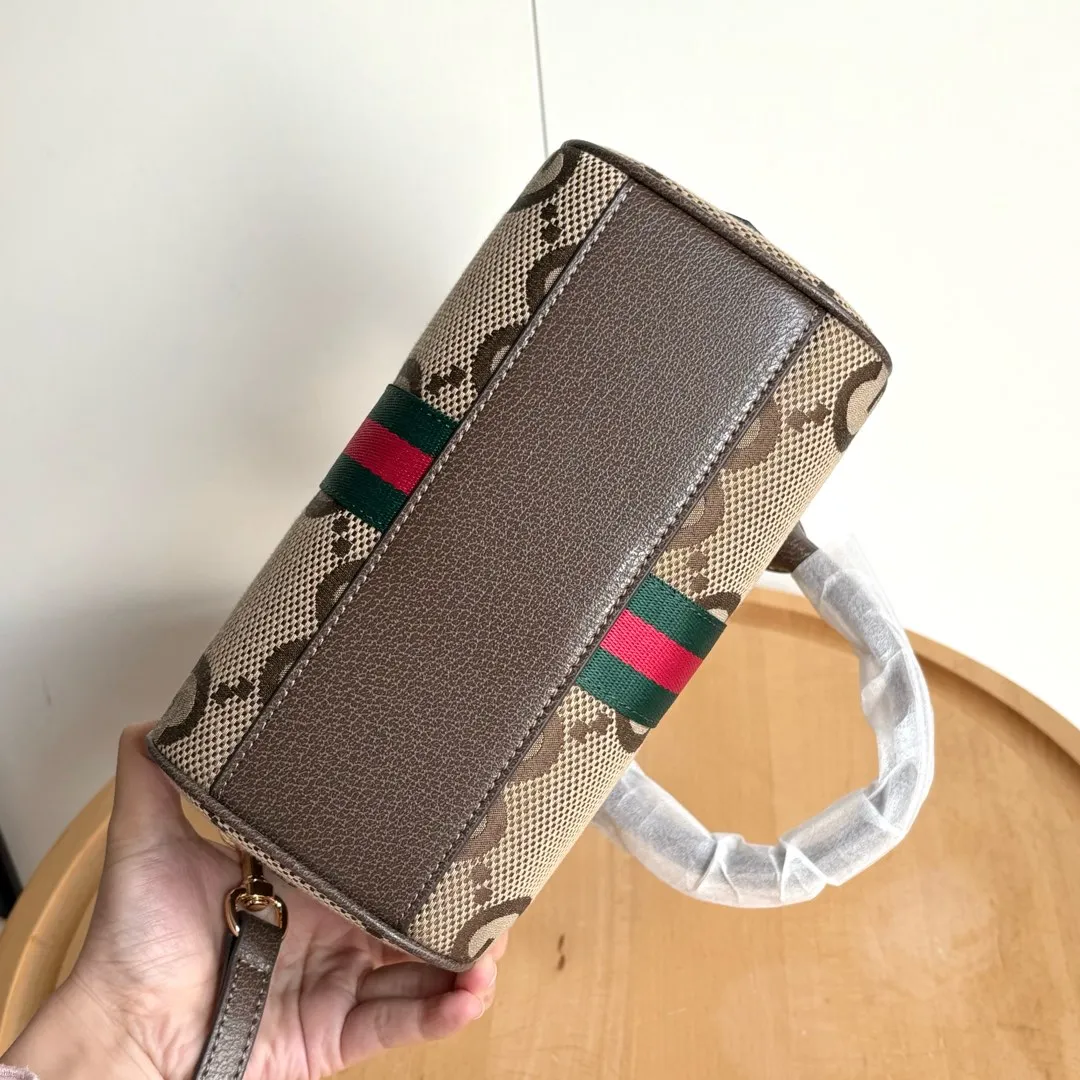 Upgraded version of real shot #💰320 Model: 772053. Dimensions: 14 (length) x 21.5 (width) x 11.5cm (thickness) As a brand classic, GG Supreme canvas has become an iconic fabric in the Gucci design world. The fabric appears frequently in the brand's new collections and is reinterpreted through the Gucci aesthetic perspective. This mini tote is embellished with the brand's signature monogram throughout. The classic interlocking G-shaped accessories add branding charm to this piece.