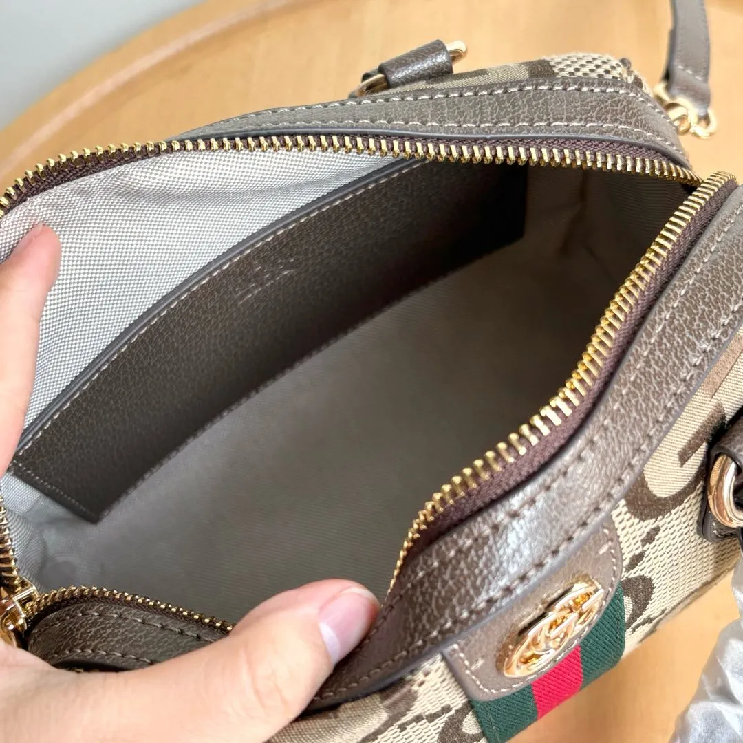 Upgraded version of real shot #💰320 Model: 772053. Dimensions: 14 (length) x 21.5 (width) x 11.5cm (thickness) As a brand classic, GG Supreme canvas has become an iconic fabric in the Gucci design world. The fabric appears frequently in the brand's new collections and is reinterpreted through the Gucci aesthetic perspective. This mini tote is embellished with the brand's signature monogram throughout. The classic interlocking G-shaped accessories add branding charm to this piece.