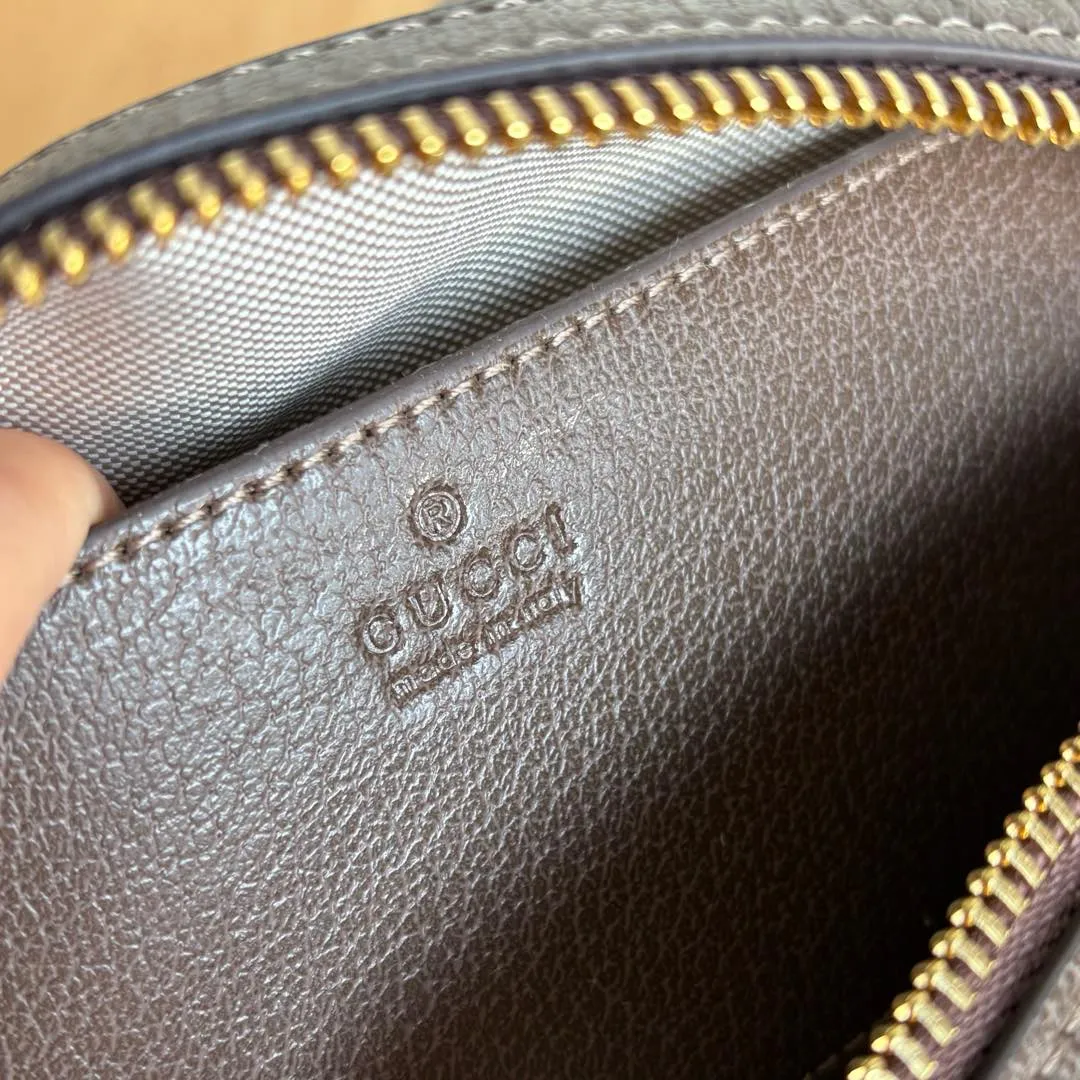 Upgraded version of real shot #💰320 Model: 772053. Dimensions: 14 (length) x 21.5 (width) x 11.5cm (thickness) As a brand classic, GG Supreme canvas has become an iconic fabric in the Gucci design world. The fabric appears frequently in the brand's new collections and is reinterpreted through the Gucci aesthetic perspective. This mini tote is embellished with the brand's signature monogram throughout. The classic interlocking G-shaped accessories add branding charm to this piece.
