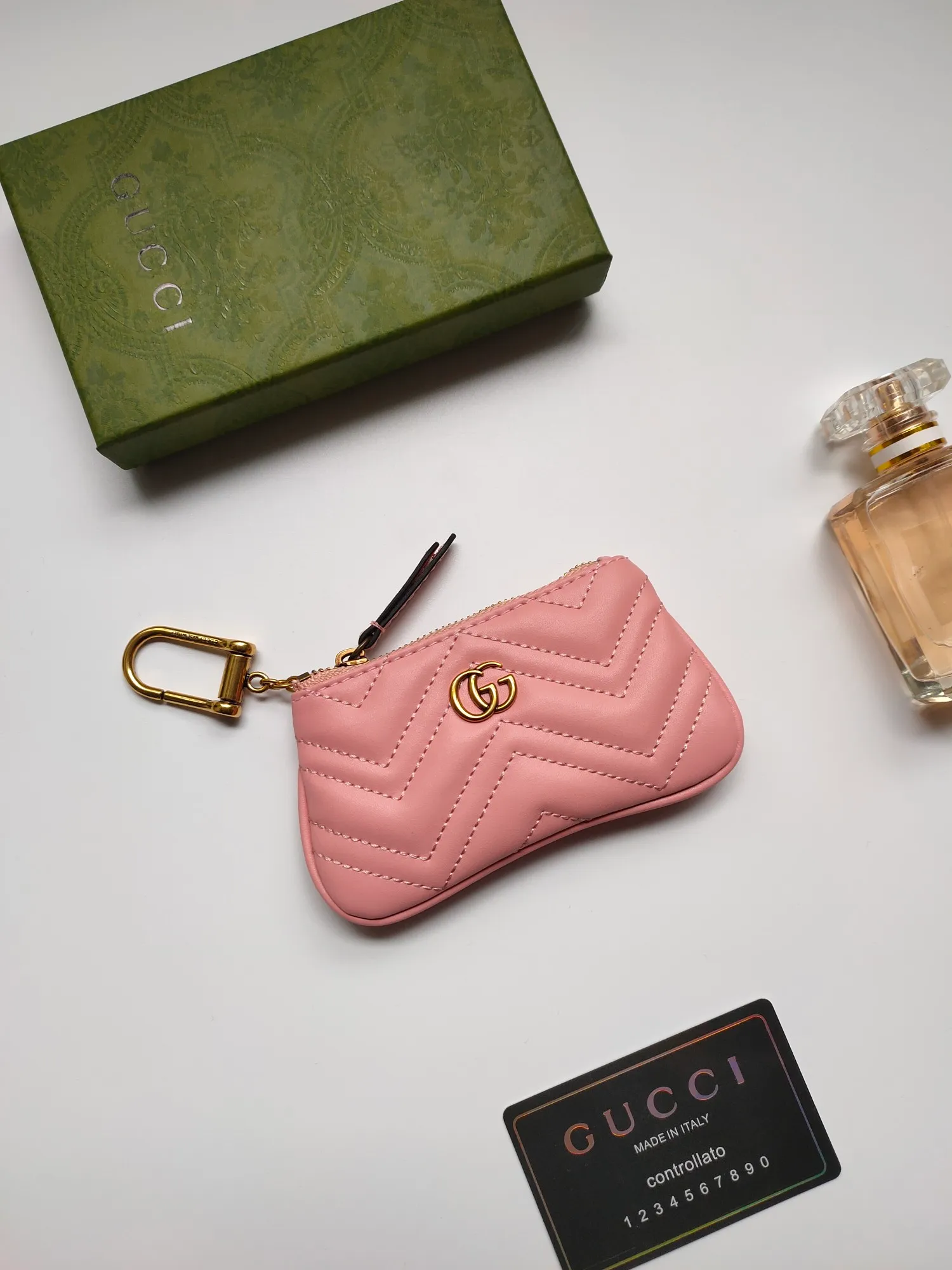 ￥130 GUCCI’s new small coin purse ~ lipstick bag🧃🧃 is made of imported calfskin with embroidered wavy pattern, 🧃🧃 matched with exquisite original factory bronze double G hardware 🧃🧃, flexible and unique hook buckle, small and exquisite, great effect, model: 671773, color: black, bright red, nude pink, size: 12.5x7x1.5cm