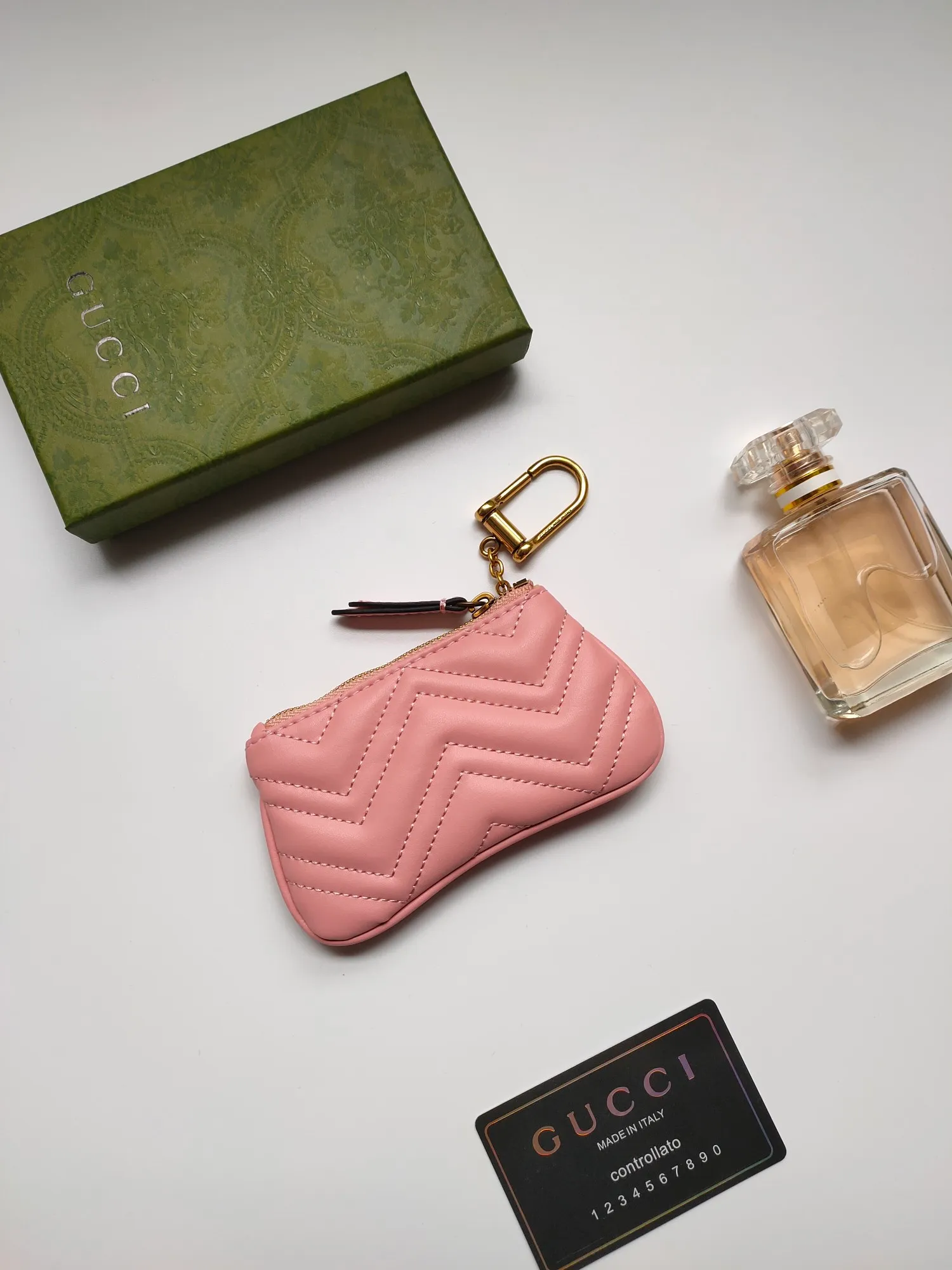 ￥130 GUCCI’s new small coin purse ~ lipstick bag🧃🧃 is made of imported calfskin with embroidered wavy pattern, 🧃🧃 matched with exquisite original factory bronze double G hardware 🧃🧃, flexible and unique hook buckle, small and exquisite, great effect, model: 671773, color: black, bright red, nude pink, size: 12.5x7x1.5cm