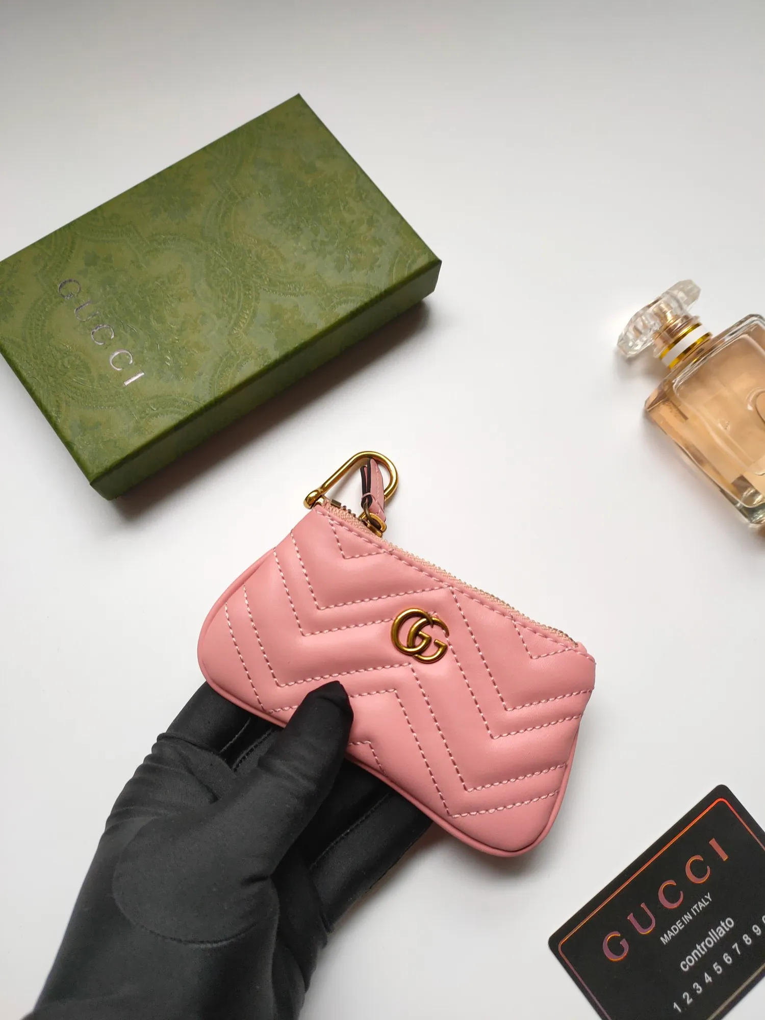 ￥130 GUCCI’s new small coin purse ~ lipstick bag🧃🧃 is made of imported calfskin with embroidered wavy pattern, 🧃🧃 matched with exquisite original factory bronze double G hardware 🧃🧃, flexible and unique hook buckle, small and exquisite, great effect, model: 671773, color: black, bright red, nude pink, size: 12.5x7x1.5cm