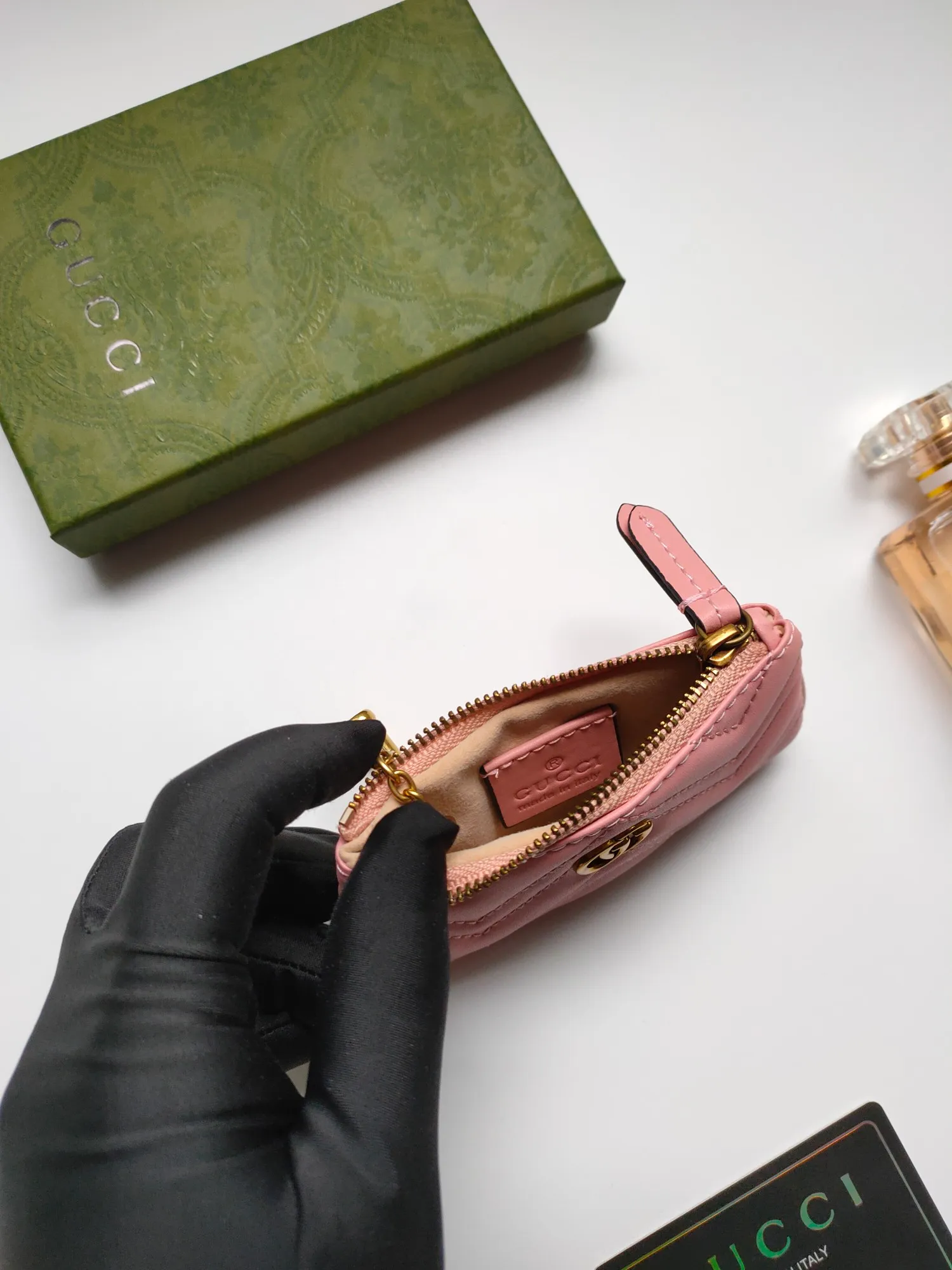 ￥130 GUCCI’s new small coin purse ~ lipstick bag🧃🧃 is made of imported calfskin with embroidered wavy pattern, 🧃🧃 matched with exquisite original factory bronze double G hardware 🧃🧃, flexible and unique hook buckle, small and exquisite, great effect, model: 671773, color: black, bright red, nude pink, size: 12.5x7x1.5cm