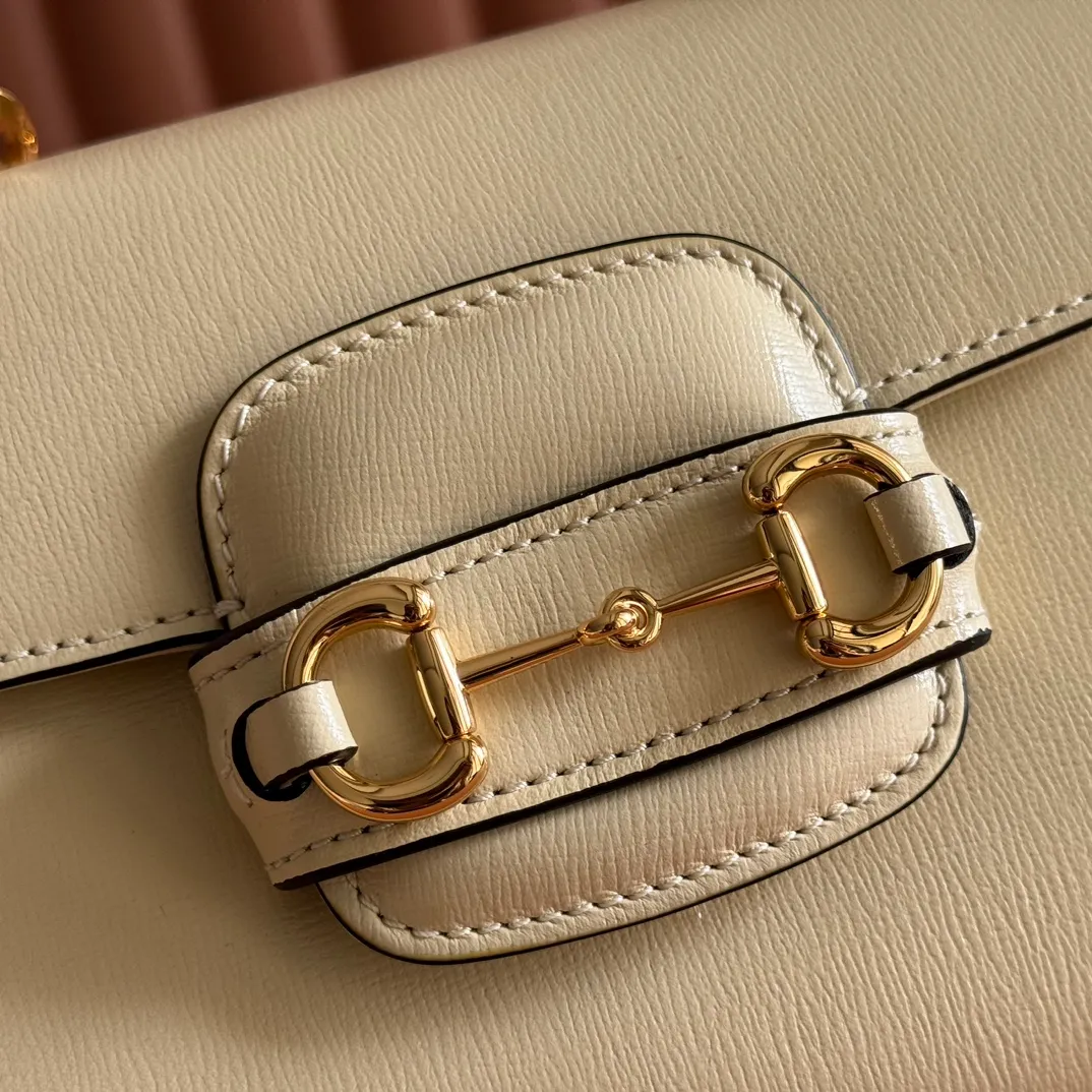 p1560. 📣📣📣【Original leather accessories🌈Full set of counter packaging】🔥🔥Introduction: The 1955 new fashion series tells moving stories with colors. Supreme is a representative fabric of the brand, inspired by archive designs from the 1930s. The classic brown and ebony designs have been reinterpreted to convey the brand's timeless design essence. This pattern has also become the iconic highlight of this 1955 series mini shoulder bag. The material is made of counter-quality PVC material with high-density webbing, and high-end smooth vintage bronze hardware on the market. Model: 703848. Dimensions: 22x16x10.5cm.