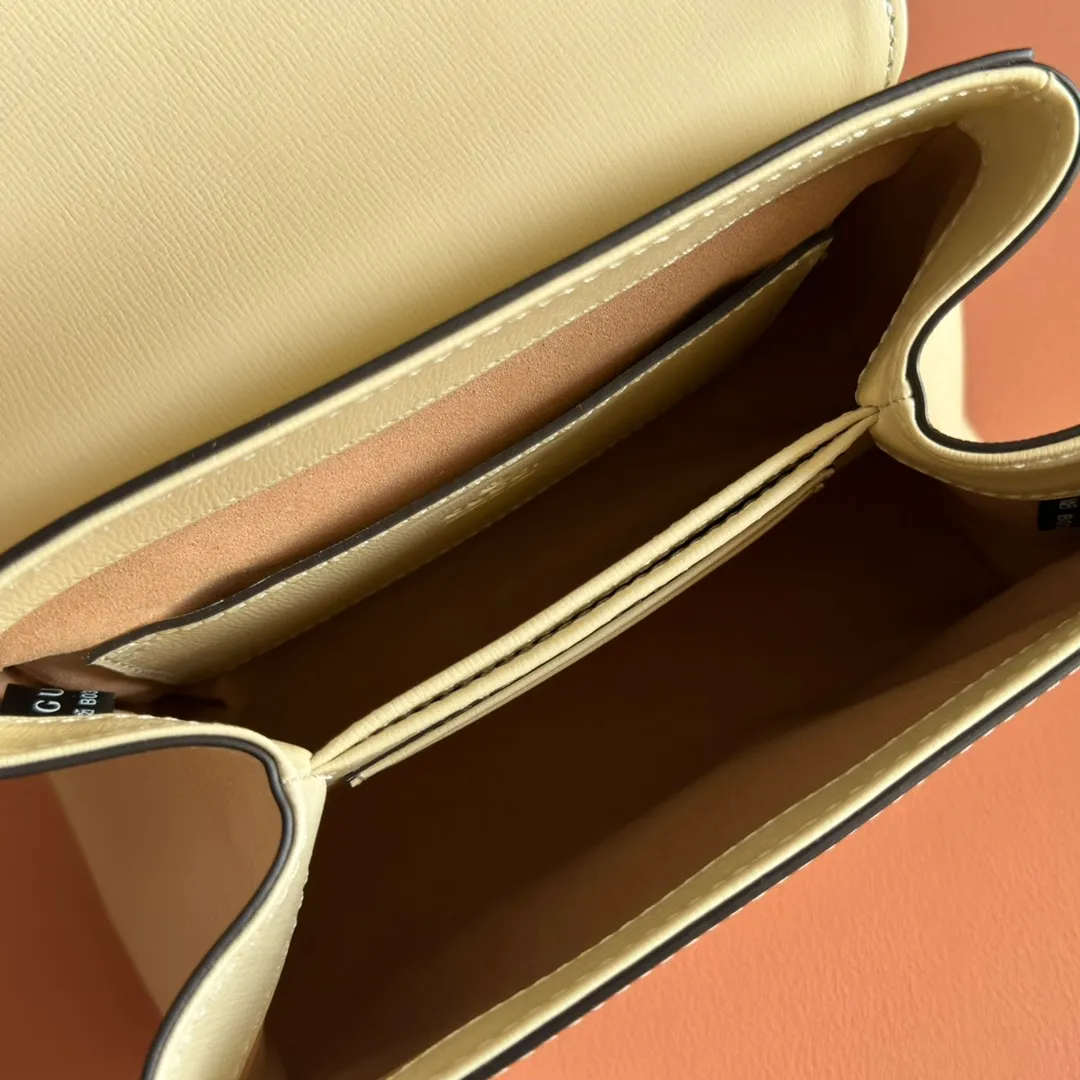 p1560. 📣📣📣【Original leather accessories🌈Full set of counter packaging】🔥🔥Introduction: The 1955 new fashion series tells moving stories with colors. Supreme is a representative fabric of the brand, inspired by archive designs from the 1930s. The classic brown and ebony designs have been reinterpreted to convey the brand's timeless design essence. This pattern has also become the iconic highlight of this 1955 series mini shoulder bag. The material is made of counter-quality PVC material with high-density webbing, and high-end smooth vintage bronze hardware on the market. Model: 703848. Dimensions: 22x16x10.5cm.
