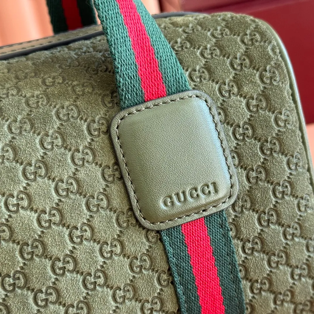 p1080💋💋💋. "With full set of original counter packaging" [New Product] Inspired by Gucci's iconic travel bag silhouette, the brand launched the Mini GG handbag. This handbag is crafted from soft GG presbyopic canvas and is equipped with web handles and a detachable shoulder strap. It reinterprets the brand's classic elements and pays homage to Gucci's proud travel tradition. Beige and dark brown GG monogram coated fabric Ankara red leather trim Light gold tone hardware Green linen cotton blend lining Carry handles (10cm high) Detachable and adjustable leather shoulder strap (50cm high; Length: 101.5cm) Model number: 859975. Dimensions: 20cm (W) x 13cm (H) x 13cm (D) Weight: approx. 0.4kg Colour: Brown cloth/PVC. Made in Italy