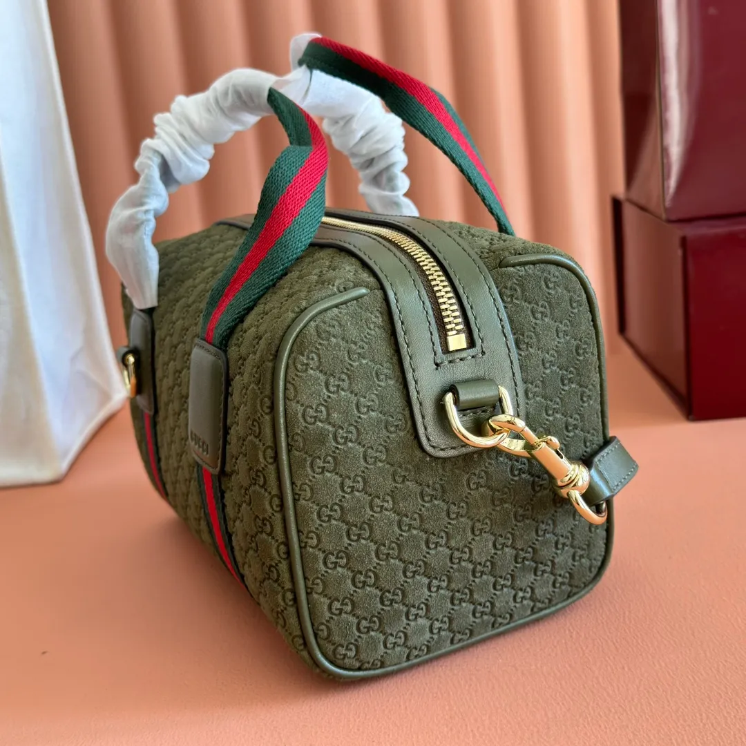 p1080💋💋💋. "With full set of original counter packaging" [New Product] Inspired by Gucci's iconic travel bag silhouette, the brand launched the Mini GG handbag. This handbag is crafted from soft GG presbyopic canvas and is equipped with web handles and a detachable shoulder strap. It reinterprets the brand's classic elements and pays homage to Gucci's proud travel tradition. Beige and dark brown GG monogram coated fabric Ankara red leather trim Light gold tone hardware Green linen cotton blend lining Carry handles (10cm high) Detachable and adjustable leather shoulder strap (50cm high; Length: 101.5cm) Model number: 859975. Dimensions: 20cm (W) x 13cm (H) x 13cm (D) Weight: approx. 0.4kg Colour: Brown cloth/PVC. Made in Italy