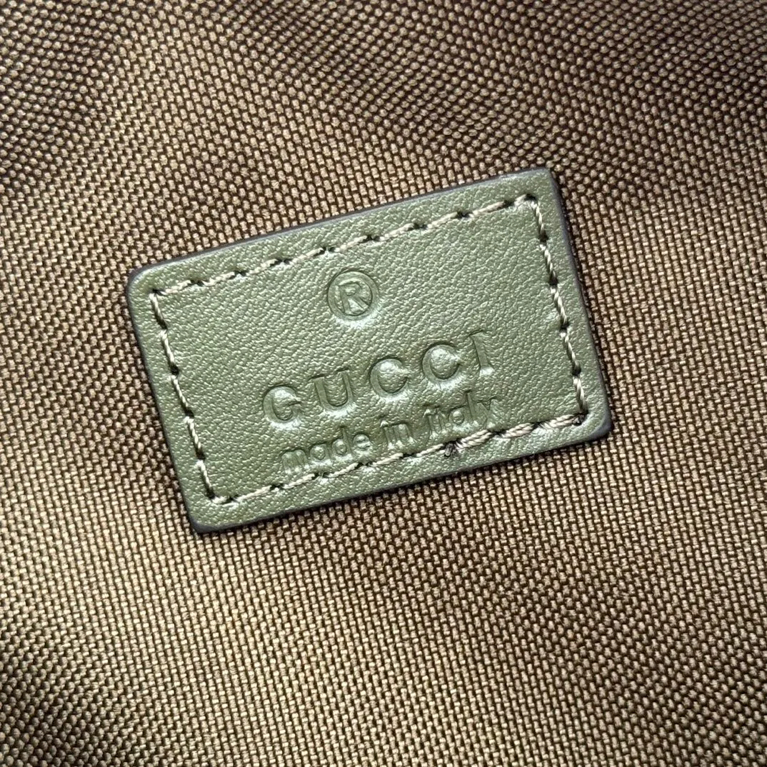 p1080💋💋💋. "With full set of original counter packaging" [New Product] Inspired by Gucci's iconic travel bag silhouette, the brand launched the Mini GG handbag. This handbag is crafted from soft GG presbyopic canvas and is equipped with web handles and a detachable shoulder strap. It reinterprets the brand's classic elements and pays homage to Gucci's proud travel tradition. Beige and dark brown GG monogram coated fabric Ankara red leather trim Light gold tone hardware Green linen cotton blend lining Carry handles (10cm high) Detachable and adjustable leather shoulder strap (50cm high; Length: 101.5cm) Model number: 859975. Dimensions: 20cm (W) x 13cm (H) x 13cm (D) Weight: approx. 0.4kg Colour: Brown cloth/PVC. Made in Italy