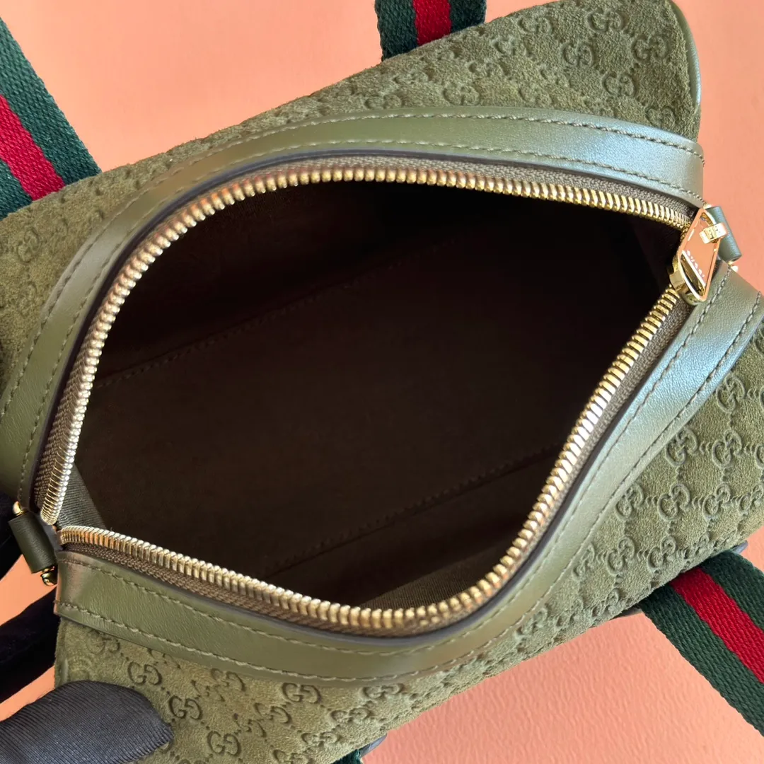 p1080💋💋💋. "With full set of original counter packaging" [New Product] Inspired by Gucci's iconic travel bag silhouette, the brand launched the Mini GG handbag. This handbag is crafted from soft GG presbyopic canvas and is equipped with web handles and a detachable shoulder strap. It reinterprets the brand's classic elements and pays homage to Gucci's proud travel tradition. Beige and dark brown GG monogram coated fabric Ankara red leather trim Light gold tone hardware Green linen cotton blend lining Carry handles (10cm high) Detachable and adjustable leather shoulder strap (50cm high; Length: 101.5cm) Model number: 859975. Dimensions: 20cm (W) x 13cm (H) x 13cm (D) Weight: approx. 0.4kg Colour: Brown cloth/PVC. Made in Italy