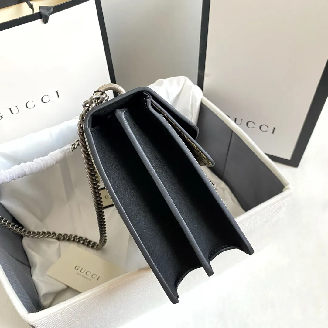 Upgraded version of real shot #💰320 Model: 400249 Size: 28x18x9cm 𝙂𝙪𝙘𝙘𝙞 𝘿𝙞𝙤𝙣𝙮𝙨𝙪𝙨 Bacchus 280,000 evergreen model is so popular. Dionysus can be said to be Xiaogu's turnaround. It has been around for several years, but its status is still standing. The biggest advantage is that it is wear-resistant. It is really super durable. You can throw it away and use it casually. It is made of presbyopic material that is durable and relatively thick, so it is not as tender as lambskin or calfskin. Presbyopia is the symbol of Xiaogu. It can be matched with any clothes. It will never go wrong and there is no need to question its capacity.