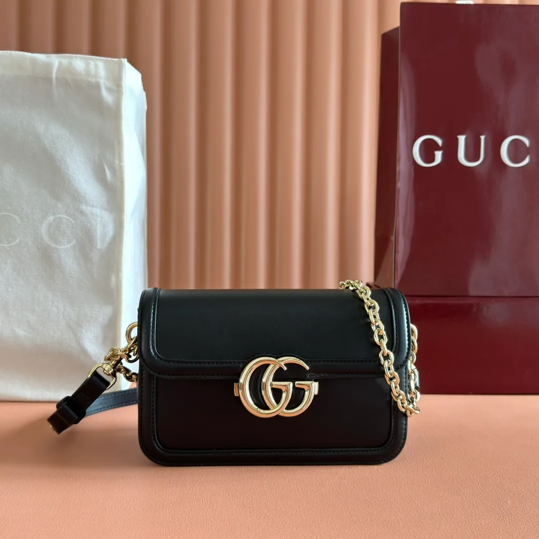 p1500💋💋💋【Full package at counter】The Gucci Go series is designed for sports. This shoulder bag is made of exquisite and lightweight GG Monogram blue denim, with an elegant chain strap, adding another dazzling masterpiece to the 2025 spring and summer series. The interior layout of the bag is also very practical, with a removable mirror on the back. Brown GG Monogram blue denim Brown leather trim Light gold tone hardware Beige cotton and linen blend lining Interior: Three main compartments, one zipped pocket External: Removable mirror on the rear Chain strap (21 cm high); Detachable and adjustable shoulder strap (27 cm high); Length adjustable between 64 cm and 103 cm Spring clip buckle Model: 826761. Dimensions: 21.5cm (width) x 14cm (height) x 9cm (depth) Weight: approx. 0.8kg Color: black/original leather. Made in Italy