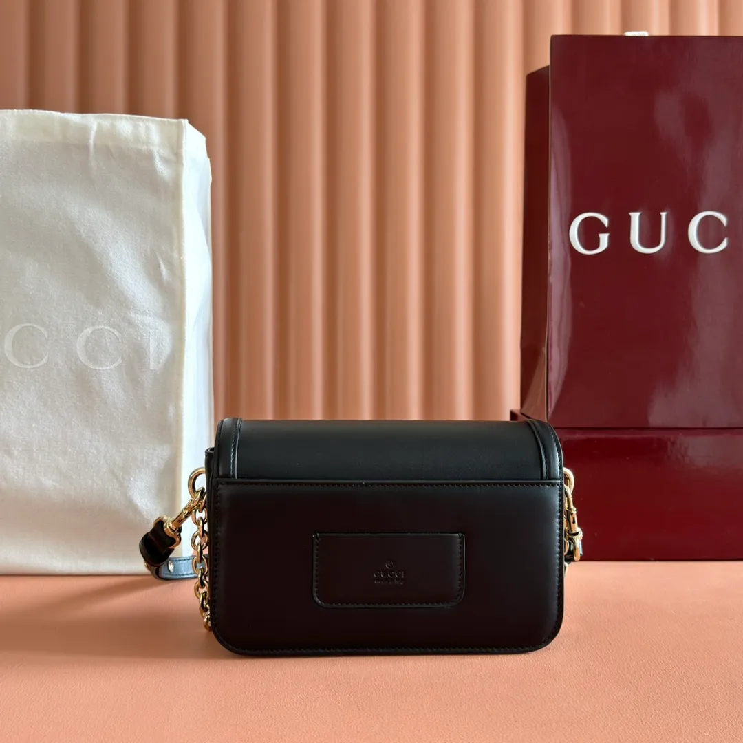 p1500💋💋💋【Full package at counter】The Gucci Go series is designed for sports. This shoulder bag is made of exquisite and lightweight GG Monogram blue denim, with an elegant chain strap, adding another dazzling masterpiece to the 2025 spring and summer series. The interior layout of the bag is also very practical, with a removable mirror on the back. Brown GG Monogram blue denim Brown leather trim Light gold tone hardware Beige cotton and linen blend lining Interior: Three main compartments, one zipped pocket External: Removable mirror on the rear Chain strap (21 cm high); Detachable and adjustable shoulder strap (27 cm high); Length adjustable between 64 cm and 103 cm Spring clip buckle Model: 826761. Dimensions: 21.5cm (width) x 14cm (height) x 9cm (depth) Weight: approx. 0.8kg Color: black/original leather. Made in Italy