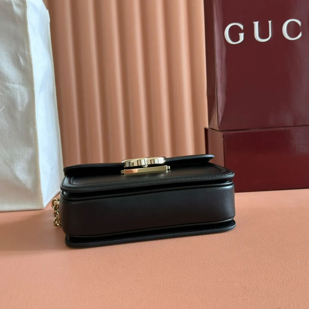 p1500💋💋💋【Full package at counter】The Gucci Go series is designed for sports. This shoulder bag is made of exquisite and lightweight GG Monogram blue denim, with an elegant chain strap, adding another dazzling masterpiece to the 2025 spring and summer series. The interior layout of the bag is also very practical, with a removable mirror on the back. Brown GG Monogram blue denim Brown leather trim Light gold tone hardware Beige cotton and linen blend lining Interior: Three main compartments, one zipped pocket External: Removable mirror on the rear Chain strap (21 cm high); Detachable and adjustable shoulder strap (27 cm high); Length adjustable between 64 cm and 103 cm Spring clip buckle Model: 826761. Dimensions: 21.5cm (width) x 14cm (height) x 9cm (depth) Weight: approx. 0.8kg Color: black/original leather. Made in Italy