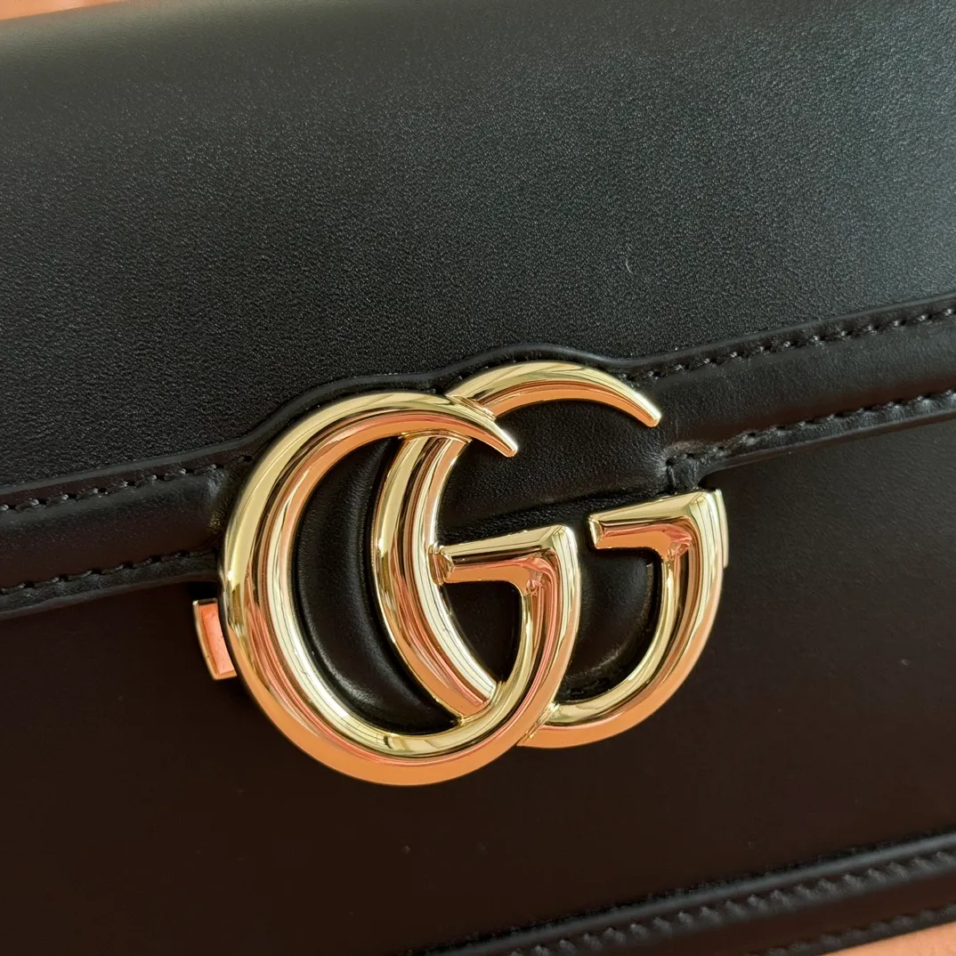 p1500💋💋💋【Full package at counter】The Gucci Go series is designed for sports. This shoulder bag is made of exquisite and lightweight GG Monogram blue denim, with an elegant chain strap, adding another dazzling masterpiece to the 2025 spring and summer series. The interior layout of the bag is also very practical, with a removable mirror on the back. Brown GG Monogram blue denim Brown leather trim Light gold tone hardware Beige cotton and linen blend lining Interior: Three main compartments, one zipped pocket External: Removable mirror on the rear Chain strap (21 cm high); Detachable and adjustable shoulder strap (27 cm high); Length adjustable between 64 cm and 103 cm Spring clip buckle Model: 826761. Dimensions: 21.5cm (width) x 14cm (height) x 9cm (depth) Weight: approx. 0.8kg Color: black/original leather. Made in Italy