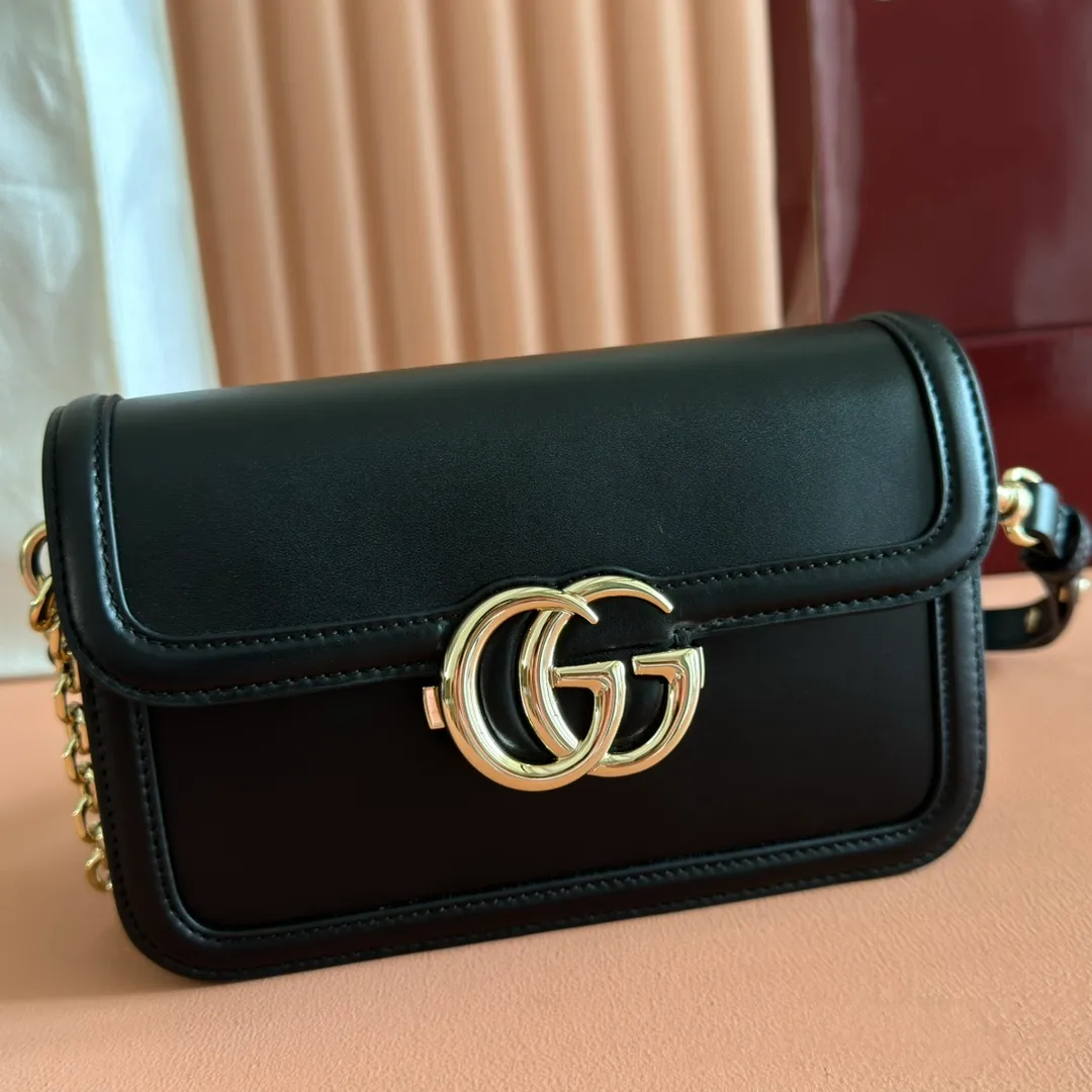 p1500💋💋💋【Full package at counter】The Gucci Go series is designed for sports. This shoulder bag is made of exquisite and lightweight GG Monogram blue denim, with an elegant chain strap, adding another dazzling masterpiece to the 2025 spring and summer series. The interior layout of the bag is also very practical, with a removable mirror on the back. Brown GG Monogram blue denim Brown leather trim Light gold tone hardware Beige cotton and linen blend lining Interior: Three main compartments, one zipped pocket External: Removable mirror on the rear Chain strap (21 cm high); Detachable and adjustable shoulder strap (27 cm high); Length adjustable between 64 cm and 103 cm Spring clip buckle Model: 826761. Dimensions: 21.5cm (width) x 14cm (height) x 9cm (depth) Weight: approx. 0.8kg Color: black/original leather. Made in Italy