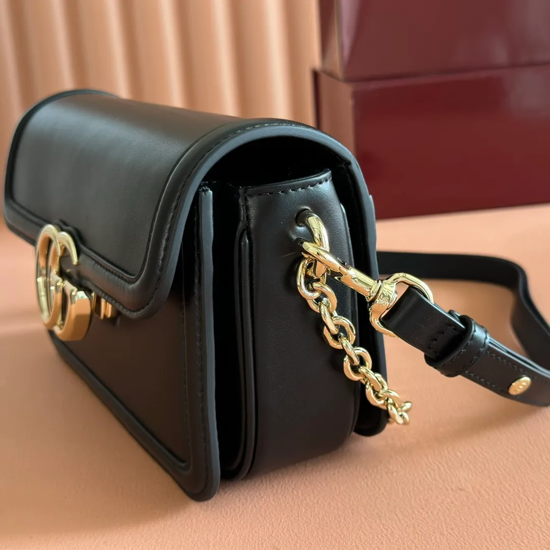 p1500💋💋💋【Full package at counter】The Gucci Go series is designed for sports. This shoulder bag is made of exquisite and lightweight GG Monogram blue denim, with an elegant chain strap, adding another dazzling masterpiece to the 2025 spring and summer series. The interior layout of the bag is also very practical, with a removable mirror on the back. Brown GG Monogram blue denim Brown leather trim Light gold tone hardware Beige cotton and linen blend lining Interior: Three main compartments, one zipped pocket External: Removable mirror on the rear Chain strap (21 cm high); Detachable and adjustable shoulder strap (27 cm high); Length adjustable between 64 cm and 103 cm Spring clip buckle Model: 826761. Dimensions: 21.5cm (width) x 14cm (height) x 9cm (depth) Weight: approx. 0.8kg Color: black/original leather. Made in Italy