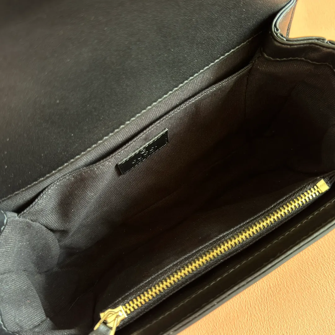 p1500💋💋💋【Full package at counter】The Gucci Go series is designed for sports. This shoulder bag is made of exquisite and lightweight GG Monogram blue denim, with an elegant chain strap, adding another dazzling masterpiece to the 2025 spring and summer series. The interior layout of the bag is also very practical, with a removable mirror on the back. Brown GG Monogram blue denim Brown leather trim Light gold tone hardware Beige cotton and linen blend lining Interior: Three main compartments, one zipped pocket External: Removable mirror on the rear Chain strap (21 cm high); Detachable and adjustable shoulder strap (27 cm high); Length adjustable between 64 cm and 103 cm Spring clip buckle Model: 826761. Dimensions: 21.5cm (width) x 14cm (height) x 9cm (depth) Weight: approx. 0.8kg Color: black/original leather. Made in Italy