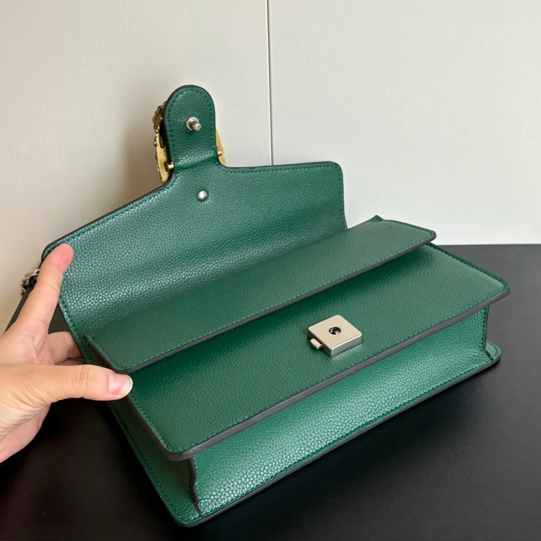 New upgraded version of real shot #💰320 Model: 499623 Green Leather Size: 25x14x8cm 𝙂𝙪𝙘𝙘𝙞 𝘿𝙞𝙤𝙣𝙮𝙨𝙪𝙨Diamond Button Bacchus True Fragrance Series Warning, it’s amazing. It retains the perfect pedigree of the Bacchus bag, but opens the era of Bacchus innovation! The most valuable part of the entire bag is the tiger head diamond buckle, a palace-level treasure item. Not a market product. The weight is very light and the size is perfect. Highly recommended.