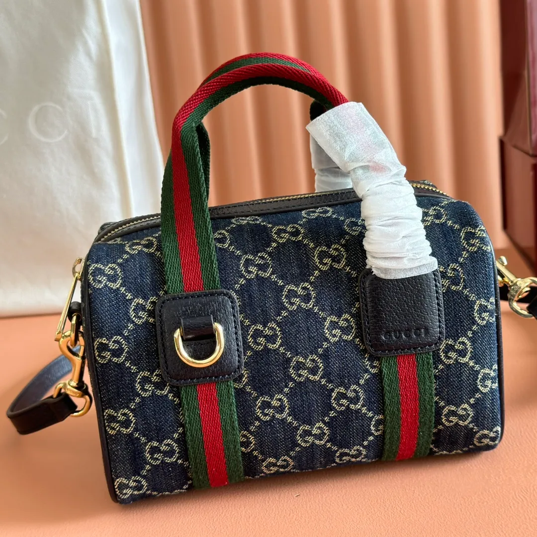 p960💋💋💋. "With full set of original counter packaging" [New Product] Inspired by Gucci's iconic travel bag silhouette, the brand launched the Mini GG handbag. This handbag is crafted from soft GG presbyopic canvas and is equipped with web handles and a detachable shoulder strap. It reinterprets the brand's classic elements and pays homage to Gucci's proud travel tradition. Beige and dark brown GG monogram coated fabric Ankara red leather trim Light gold tone hardware Green linen cotton blend lining Carry handles (10cm high) Detachable and adjustable leather shoulder strap (50cm high; Length: 101.5cm) Model number: 859975. Dimensions: 20cm (W) x 13cm (H) x 13cm (D) Weight: approx. 0.4kg Color: Denim/PVC. Made in Italy