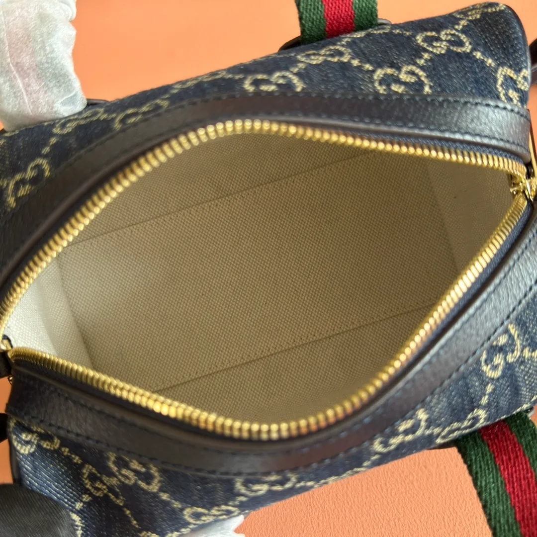 p960💋💋💋. "With full set of original counter packaging" [New Product] Inspired by Gucci's iconic travel bag silhouette, the brand launched the Mini GG handbag. This handbag is crafted from soft GG presbyopic canvas and is equipped with web handles and a detachable shoulder strap. It reinterprets the brand's classic elements and pays homage to Gucci's proud travel tradition. Beige and dark brown GG monogram coated fabric Ankara red leather trim Light gold tone hardware Green linen cotton blend lining Carry handles (10cm high) Detachable and adjustable leather shoulder strap (50cm high; Length: 101.5cm) Model number: 859975. Dimensions: 20cm (W) x 13cm (H) x 13cm (D) Weight: approx. 0.4kg Color: Denim/PVC. Made in Italy