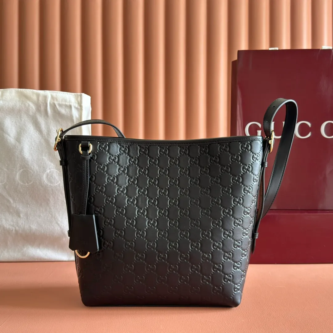 p1140. 💋💋💋"With full set of original counter packaging" [New Product] 2025 Autumn and Winter Series, the new GG Emblem series reinterprets the brand's timeless elegance and exquisite craftsmanship. This shoulder bag is crafted from GG printed embossed cow leather. Black GG printed embossed calfskin Light gold tone hardware Black cotton lining Interior: Zip pocket Shoulder straps: Height: 30cm – 47cm; Length: 115cm Zip closure Ident: 848881. Dimensions: 24cm (W) x 26cm (H) x 10cm (D) Weight: Approx. 0.55kg Dimensions: Black embossed. Made in Italy