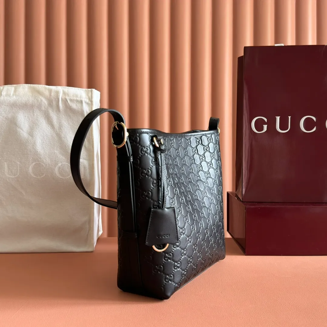 p1140. 💋💋💋"With full set of original counter packaging" [New Product] 2025 Autumn and Winter Series, the new GG Emblem series reinterprets the brand's timeless elegance and exquisite craftsmanship. This shoulder bag is crafted from GG printed embossed cow leather. Black GG printed embossed calfskin Light gold tone hardware Black cotton lining Interior: Zip pocket Shoulder straps: Height: 30cm – 47cm; Length: 115cm Zip closure Ident: 848881. Dimensions: 24cm (W) x 26cm (H) x 10cm (D) Weight: Approx. 0.55kg Dimensions: Black embossed. Made in Italy