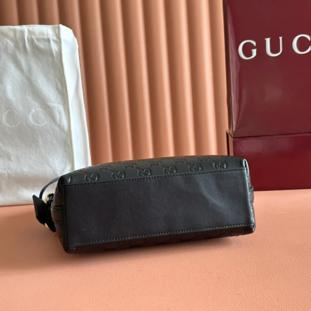 p1140. 💋💋💋"With full set of original counter packaging" [New Product] 2025 Autumn and Winter Series, the new GG Emblem series reinterprets the brand's timeless elegance and exquisite craftsmanship. This shoulder bag is crafted from GG printed embossed cow leather. Black GG printed embossed calfskin Light gold tone hardware Black cotton lining Interior: Zip pocket Shoulder straps: Height: 30cm – 47cm; Length: 115cm Zip closure Ident: 848881. Dimensions: 24cm (W) x 26cm (H) x 10cm (D) Weight: Approx. 0.55kg Dimensions: Black embossed. Made in Italy