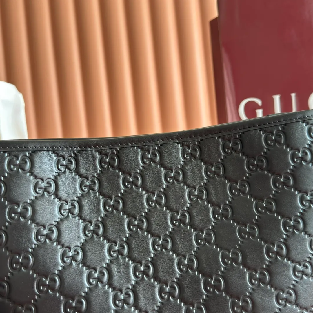 p1140. 💋💋💋"With full set of original counter packaging" [New Product] 2025 Autumn and Winter Series, the new GG Emblem series reinterprets the brand's timeless elegance and exquisite craftsmanship. This shoulder bag is crafted from GG printed embossed cow leather. Black GG printed embossed calfskin Light gold tone hardware Black cotton lining Interior: Zip pocket Shoulder straps: Height: 30cm – 47cm; Length: 115cm Zip closure Ident: 848881. Dimensions: 24cm (W) x 26cm (H) x 10cm (D) Weight: Approx. 0.55kg Dimensions: Black embossed. Made in Italy