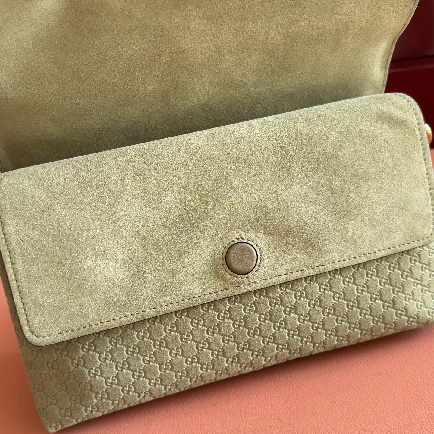 p1440💋💋💋【Original leather configuration counter complete package】This handbag combines modern silhouette and brand iconic pattern. This sleekly tailored bag features an antique-gold-tone chain with round interlocking G detailing and a 2-tiered design that offers ample interior storage space. Mustard yellow GG printed embossed suede Antique gold tone hardware Brown cotton and linen blend lining Interior: 2-level fastening, 1 open pocket Chain shoulder strap Height: 15cm; Length: 45cm Removable and adjustable leather shoulder strap (Height: 40cm - 46cm; Length: 87cm - 97cm) Magnetic snap closure Ident No.: 857622. Dimensions: 28cm (W) x 16cm (H) x 7cm (D) Weight: Approx. 0.9kg Color: Green/Embossed.