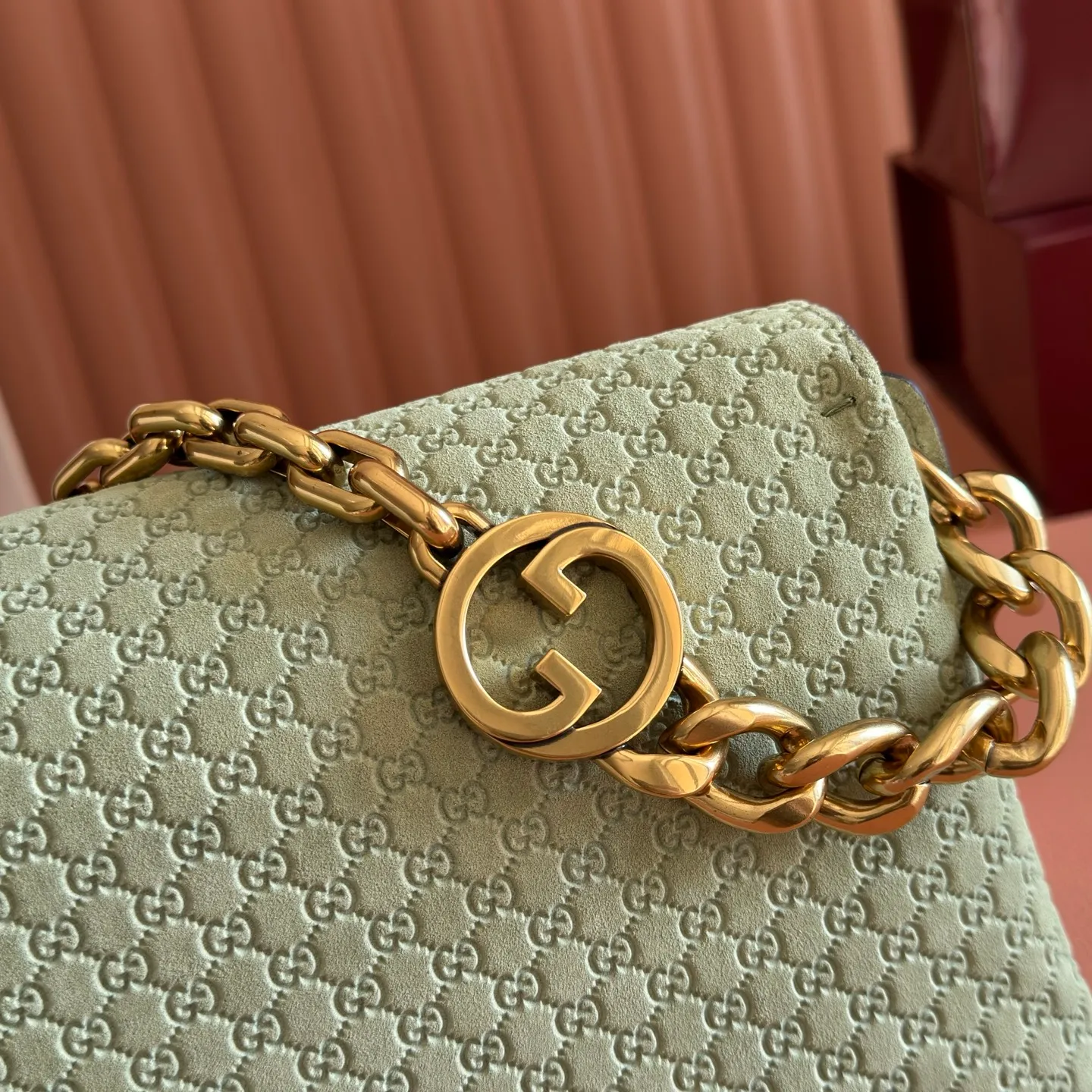 p1440💋💋💋【Original leather configuration counter complete package】This handbag combines modern silhouette and brand iconic pattern. This sleekly tailored bag features an antique-gold-tone chain with round interlocking G detailing and a 2-tiered design that offers ample interior storage space. Mustard yellow GG printed embossed suede Antique gold tone hardware Brown cotton and linen blend lining Interior: 2-level fastening, 1 open pocket Chain shoulder strap Height: 15cm; Length: 45cm Removable and adjustable leather shoulder strap (Height: 40cm - 46cm; Length: 87cm - 97cm) Magnetic snap closure Ident No.: 857622. Dimensions: 28cm (W) x 16cm (H) x 7cm (D) Weight: Approx. 0.9kg Color: Green/Embossed.
