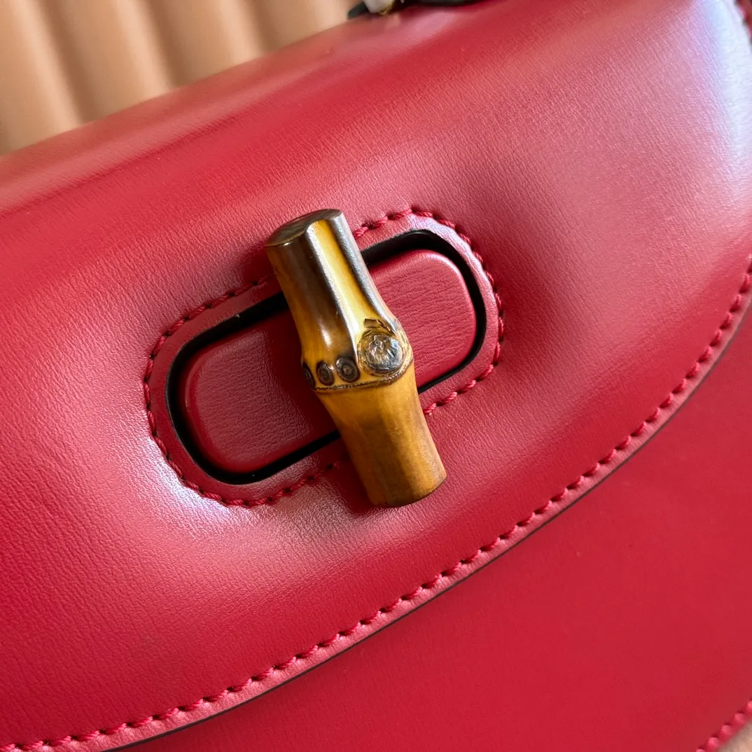 p1660. 💋💋💋【Original leather accessories🌈 Equipped with full counter packaging】🔥🔥The bamboo knot symbolizes Gucci’s endless design heritage. The bamboo handles on this bag are bent into shape by the flames. This craft originated from Florentine craftsmen in the post-World War II period. The handbag is made of green leather and equipped with a detachable webbing shoulder strap, creating a variety of carrying options that can be carried on the shoulder or in the hand. Gucci's "Aria-Fashion Aria" series focuses on practical and versatile designs, using diverse ways of wearing to interpret timeless classic items. Green leather, antique gold-toned bamboo accessories, red and blue webbing, style number: 675797, small size: 21x 15x 7cm.