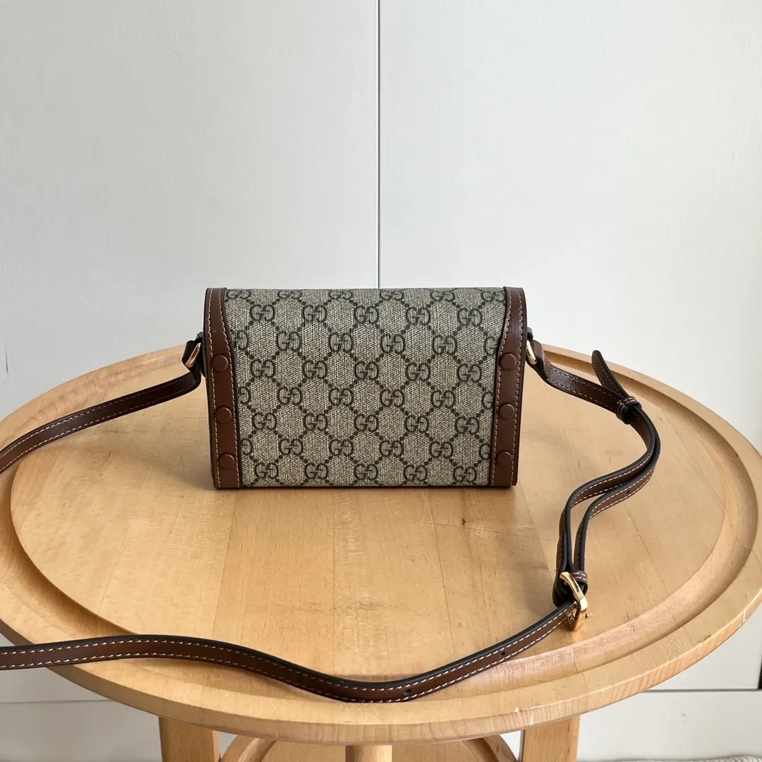 Actual shot #💰260 Model: 699296 Caramel Size: 18x12x5cm 𝐆𝐮𝐜𝐜𝐢 𝟏𝟗𝟓𝟓 𝐇𝐨𝐫𝐬𝐞𝐛𝐢𝐭 𝐌𝐢𝐧𝐢 Another masterpiece in the Horsebit 1955 series! The horizontal mobile phone bag looks great too! It can be used for large-screen mobile phones. Compared with the vertical version, it may be more convenient to use~ It can be carried in spring, summer, autumn and winter without choosing an outfit👍