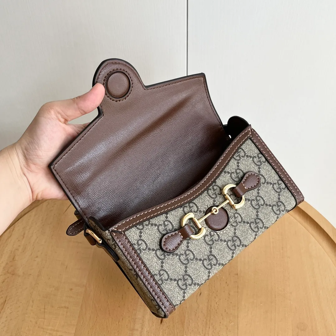 Actual shot #💰260 Model: 699296 Caramel Size: 18x12x5cm 𝐆𝐮𝐜𝐜𝐢 𝟏𝟗𝟓𝟓 𝐇𝐨𝐫𝐬𝐞𝐛𝐢𝐭 𝐌𝐢𝐧𝐢 Another masterpiece in the Horsebit 1955 series! The horizontal mobile phone bag looks great too! It can be used for large-screen mobile phones. Compared with the vertical version, it may be more convenient to use~ It can be carried in spring, summer, autumn and winter without choosing an outfit👍